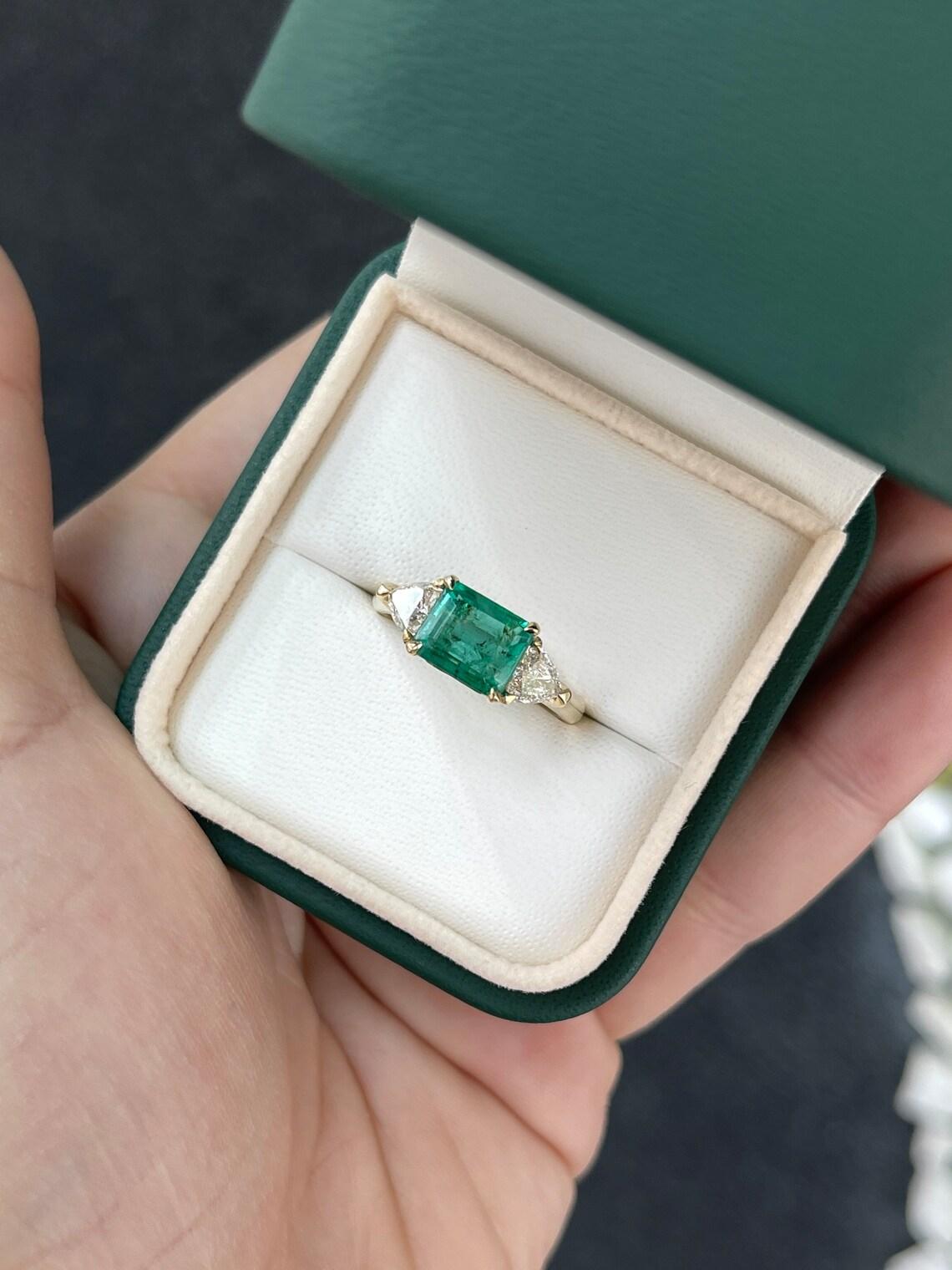 Anillo de oro de 14 quilates con esmeralda y trillón de diamantes de 2,58 qt, tres piedras este-oeste Corte esmeralda en venta