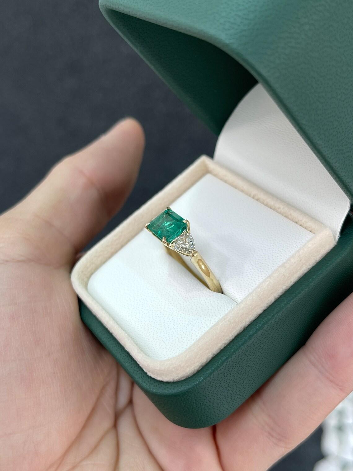 Anillo de oro de 14 quilates con esmeralda y trillón de diamantes de 2,58 qt, tres piedras este-oeste en Nuevo estado para la venta en Jupiter, FL