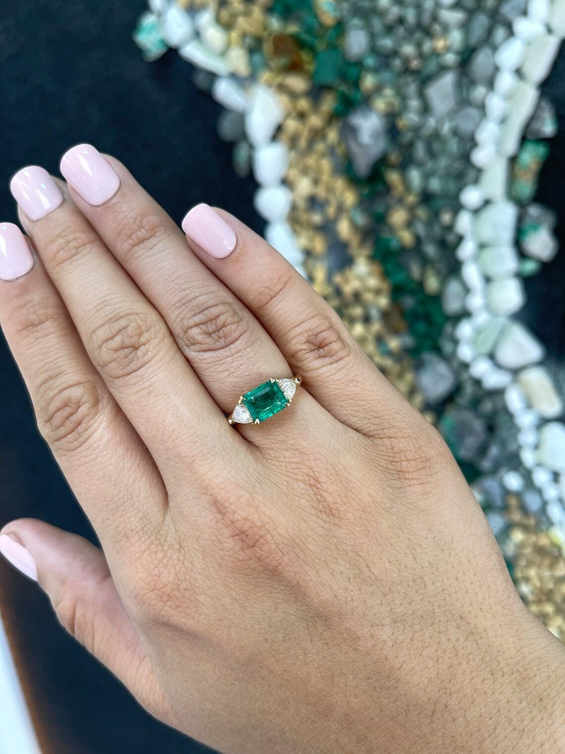 De las mujeres Anillo de oro de 14 quilates con esmeralda y trillón de diamantes de 2,58 qt, tres piedras este-oeste en venta