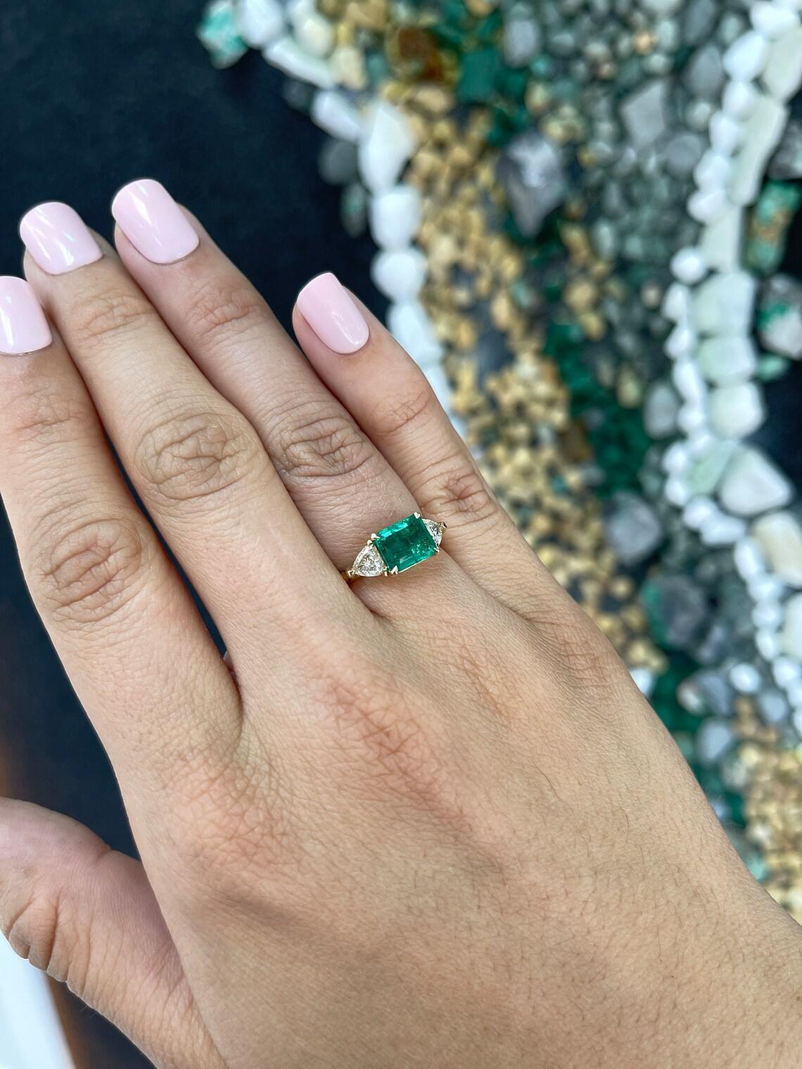 Anillo de oro de 14 quilates con esmeralda y trillón de diamantes de 2,58 qt, tres piedras este-oeste en venta 1