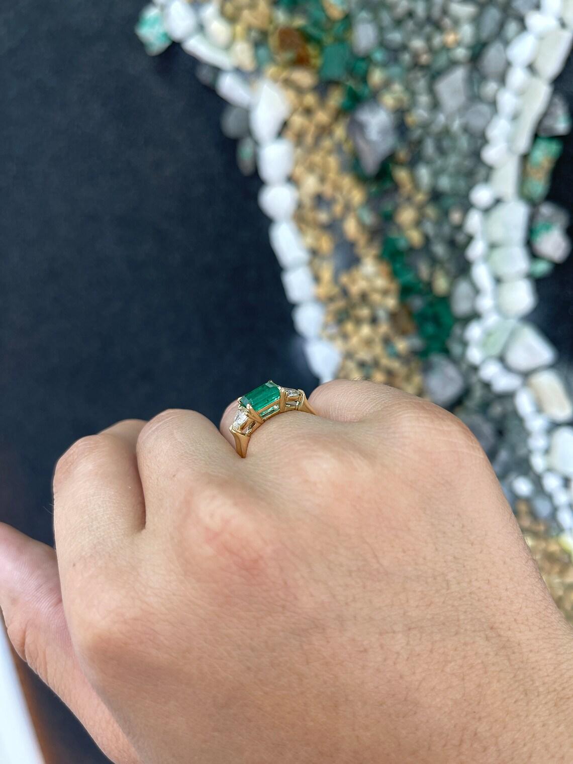 Anillo de oro de 14 quilates con esmeralda y trillón de diamantes de 2,58 qt, tres piedras este-oeste en venta 2