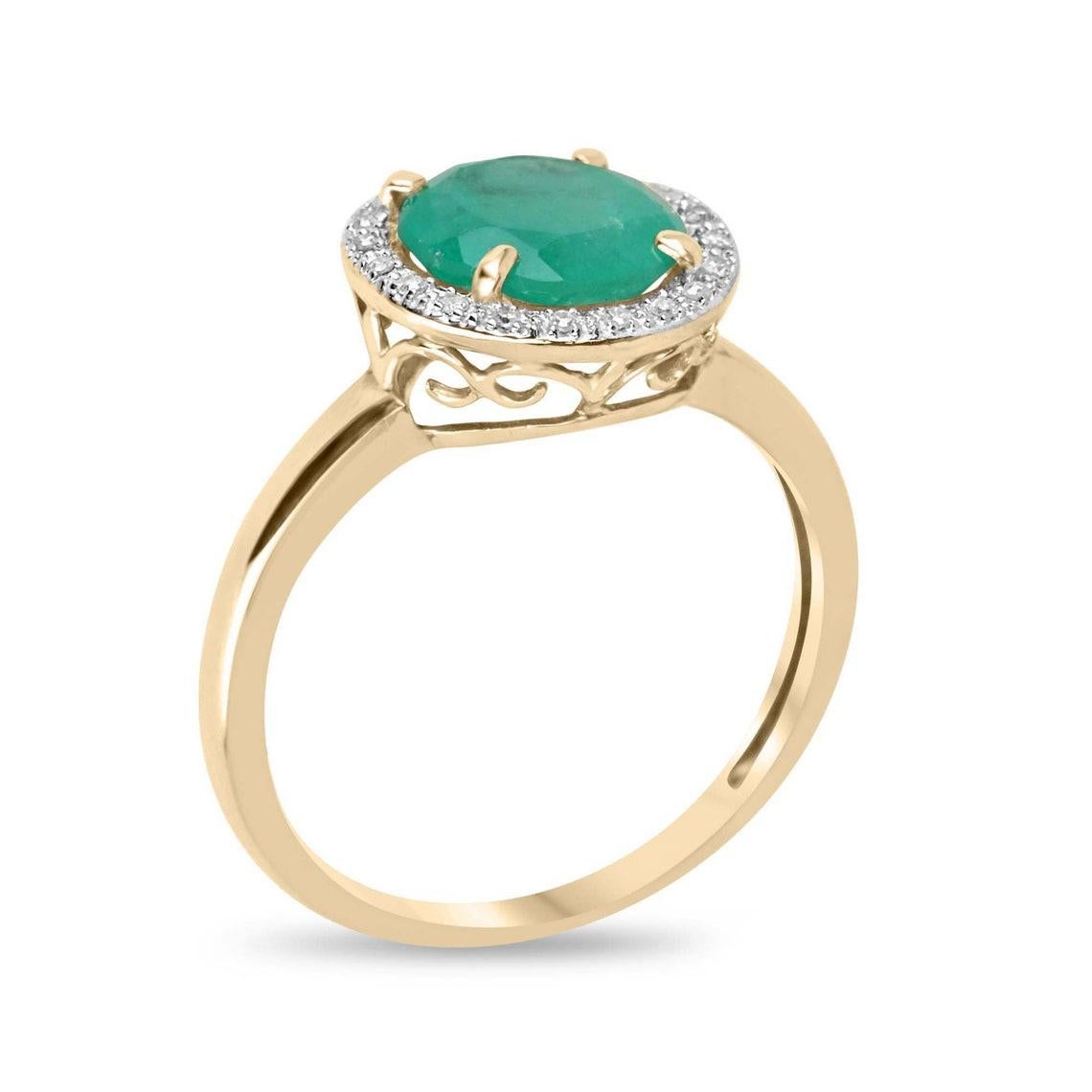 Unser atemberaubender Smaragd- und Diamant-Halo-Ring ist ein wahres Symbol für Opulenz und natürliche Schönheit. Dieses exquisite Stück zeigt einen fesselnden kolumbianischen Smaragd im Rundschliff mit über 2 Karat üppiger mittelgrüner Pracht. Der