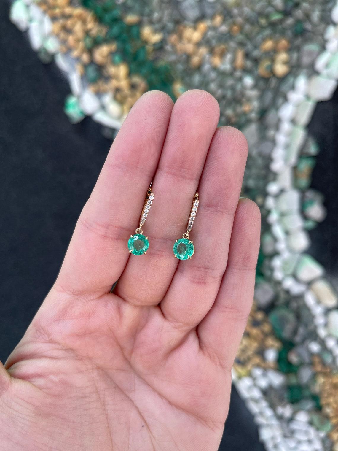 Moderno Orecchini a pendente con smeraldo rotondo e diamante in oro 14K da 2,80tcw, Vivid Diamonds in vendita