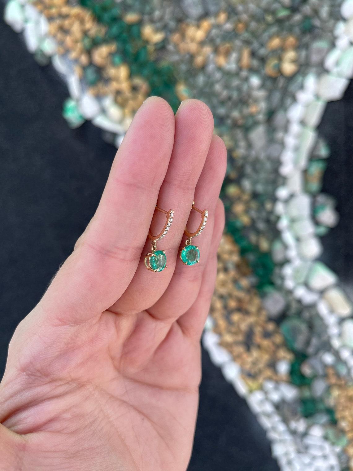 Orecchini a pendente con smeraldo rotondo e diamante in oro 14K da 2,80tcw, Vivid Diamonds In condizioni Nuovo in vendita a Jupiter, FL