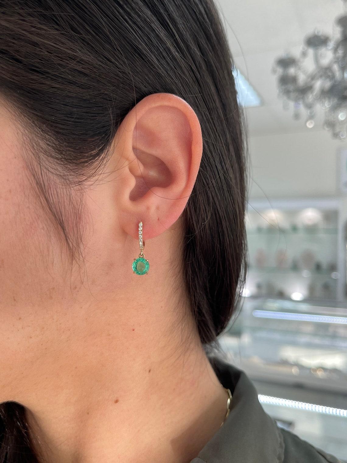 Orecchini a pendente con smeraldo rotondo e diamante in oro 14K da 2,80tcw, Vivid Diamonds in vendita 1