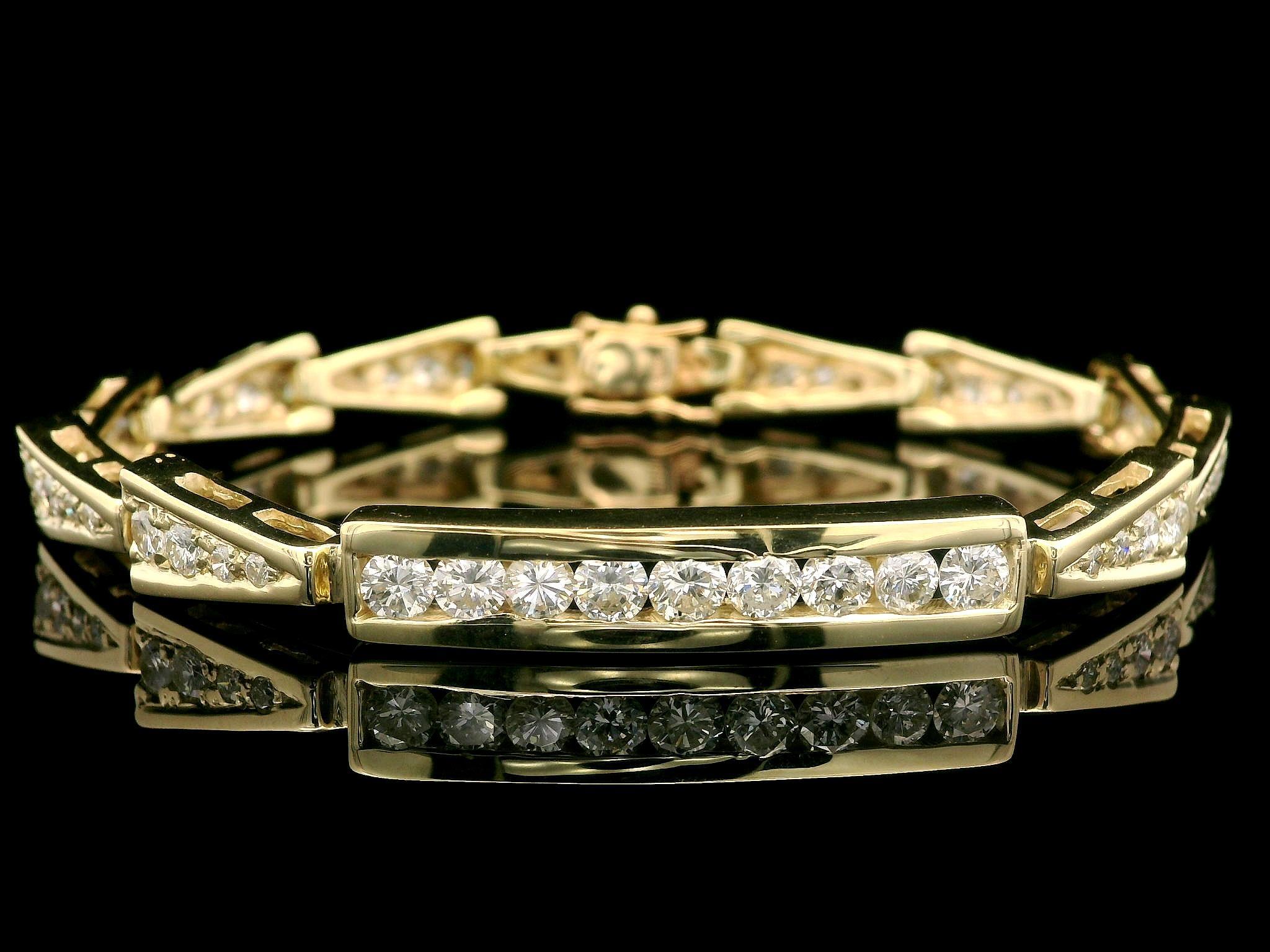 -Pierre(s)
(52) Diamants naturels authentiques - taille ronde et brillante - en serti clos et en serti-libre - couleur G/H  VS & SI avec peu de I Clarté
Poids total en carats : 2.95ctw (approx.)

MATERIAL : Or jaune 14k 
Poids : 20,82 grammes
Taille