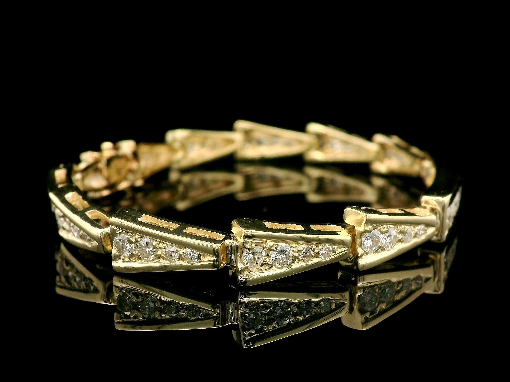 Taille brillant Bracelet à maillons triangulaires à chevrons en or 14 carats avec diamants brillants de 2,95 carats en vente