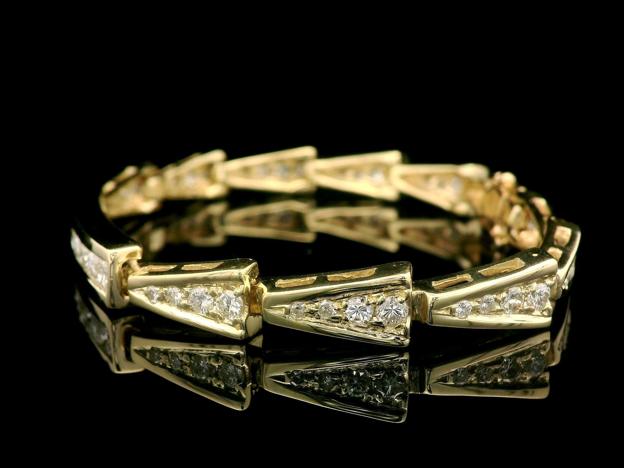 Bracelet à maillons triangulaires à chevrons en or 14 carats avec diamants brillants de 2,95 carats Bon état - En vente à Montclair, NJ