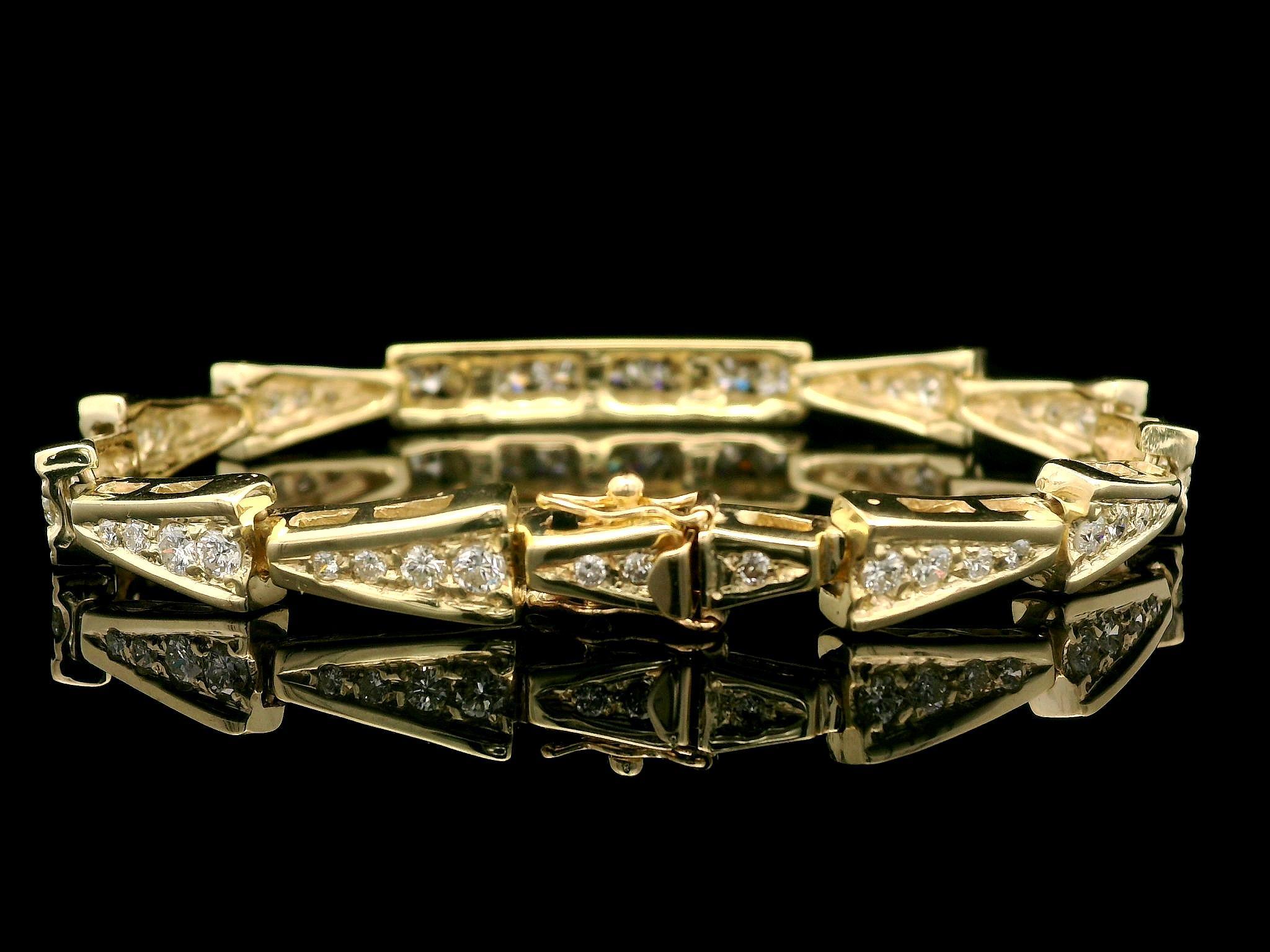 Bracelet à maillons triangulaires à chevrons en or 14 carats avec diamants brillants de 2,95 carats Pour femmes en vente