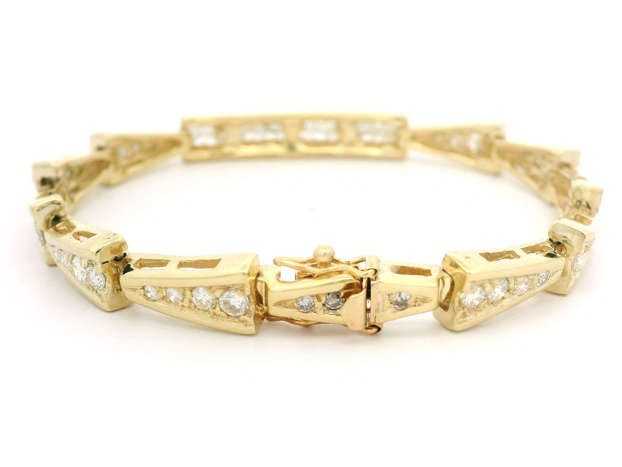 Bracelet à maillons triangulaires à chevrons en or 14 carats avec diamants brillants de 2,95 carats en vente 1
