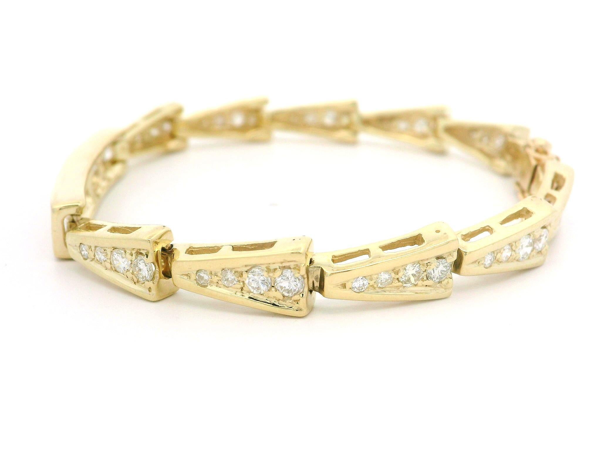 Bracelet à maillons triangulaires à chevrons en or 14 carats avec diamants brillants de 2,95 carats en vente 2