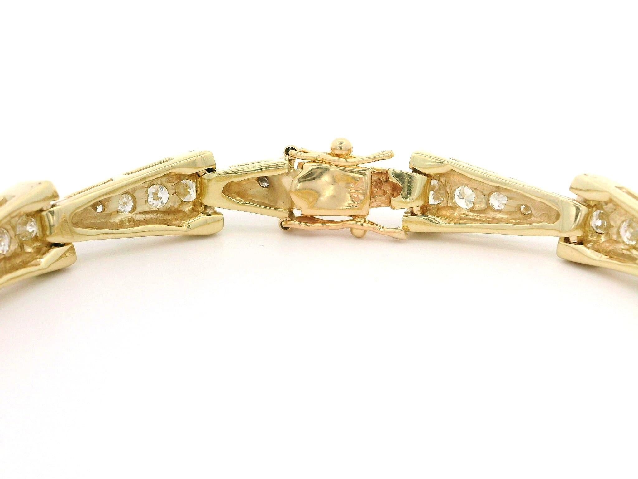 Bracelet à maillons triangulaires à chevrons en or 14 carats avec diamants brillants de 2,95 carats en vente 4