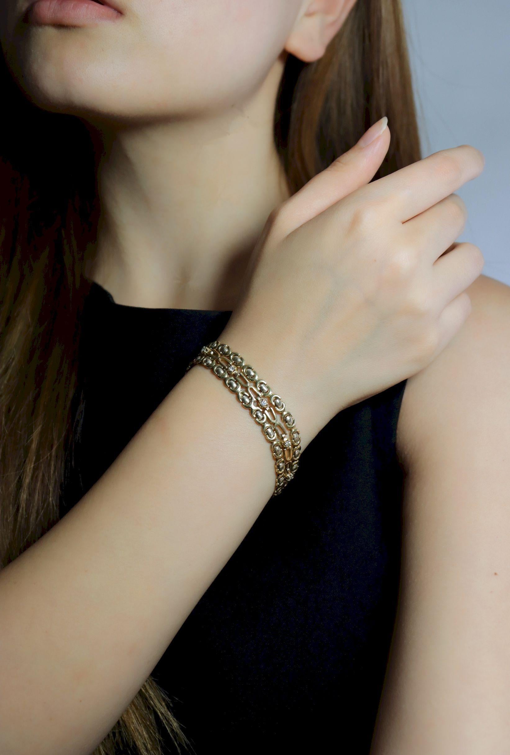 Pulsera de oro de 14 quilates con cadena de 3 diamantes 

Marcado:
14K

Dimensiones aproximadas:
17 cm (Longitud)
1,2 cm (Anchura)
Aprox. 0,36 quilates (Diamante)
18,7 gramos de peso.

** Los diamantes y las piedras de color se miden hasta donde lo