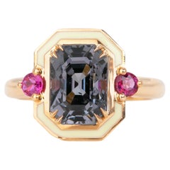 Bague cocktail en or 14 carats, émaillée de rubis et de spinelles taille radiant de 3,65 carats
