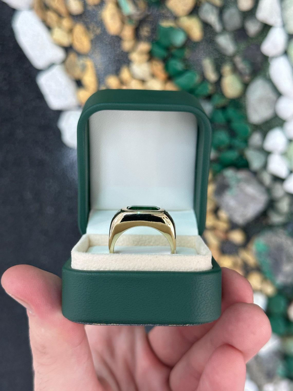 14K Gold 3.75tcw Rich Forest Green Emerald & Trillion Diamond Three Stone Ring In New Condition For Sale In Jupiter, FL