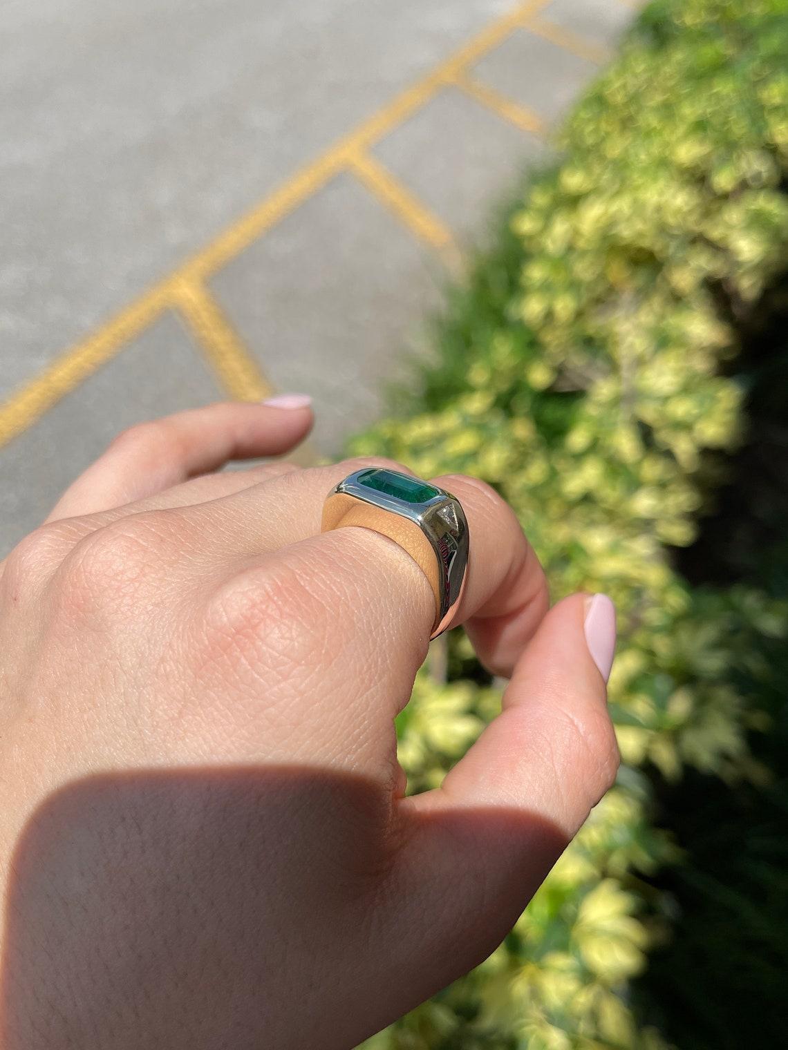 14K Gold 3.75tcw Rich Forest Green Emerald & Trillion Diamond Three Stone Ring For Sale 2