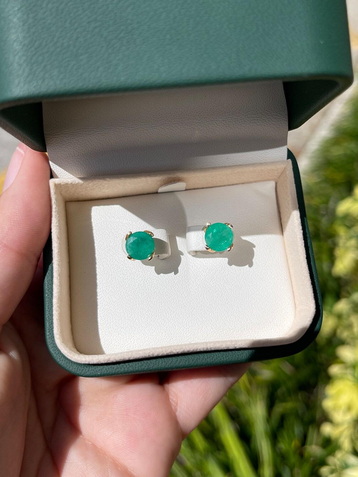 Taille ronde Boucles d'oreilles en or 14K 3.75tcw Round Cut Colombian Emerald Stud Ears 7.8mm en vente