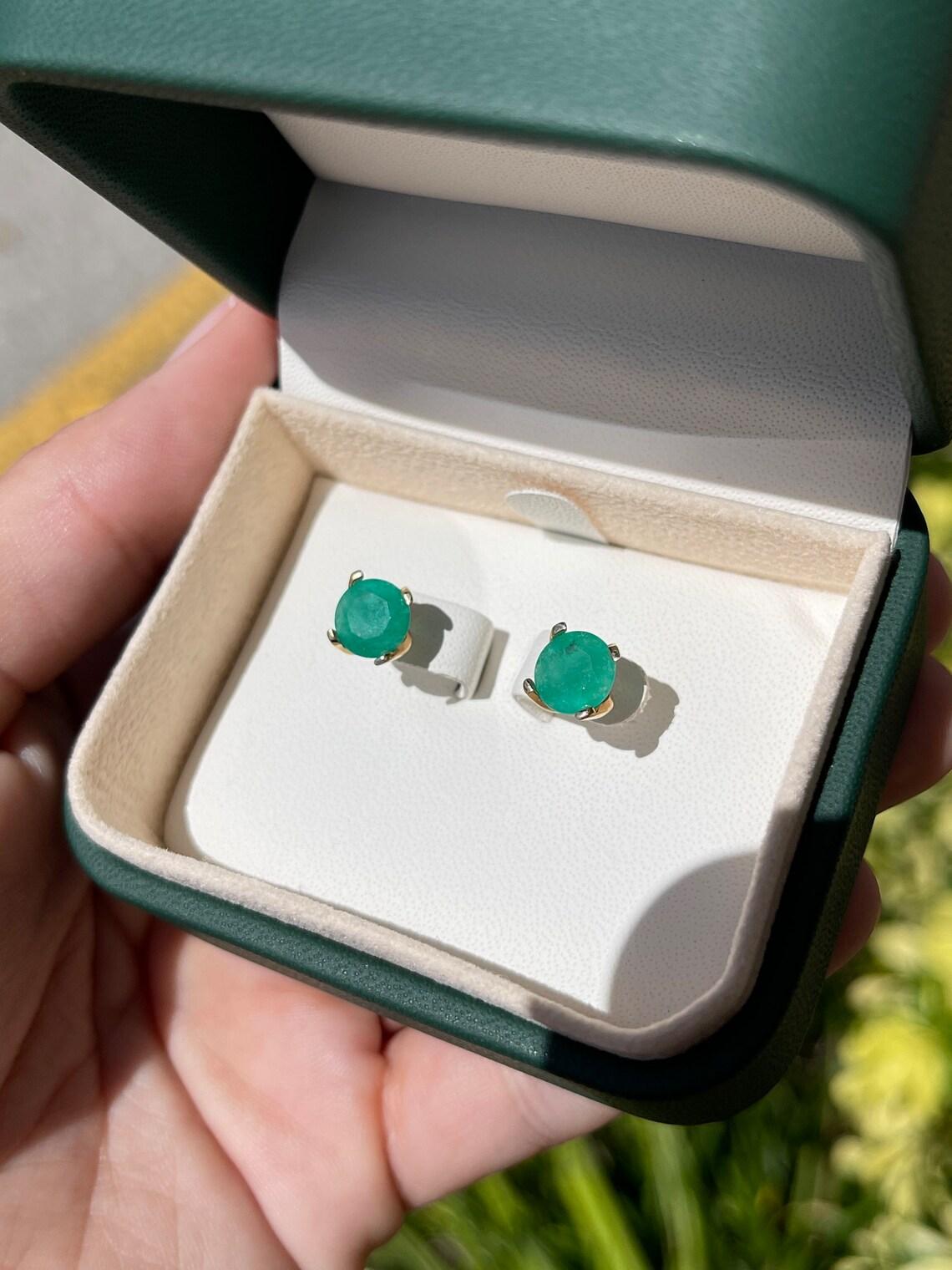 Boucles d'oreilles en or 14K 3.75tcw Round Cut Colombian Emerald Stud Ears 7.8mm Neuf - En vente à Jupiter, FL