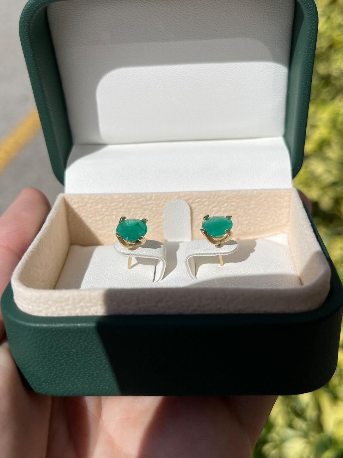 Boucles d'oreilles en or 14K 3.75tcw Round Cut Colombian Emerald Stud Ears 7.8mm en vente 1