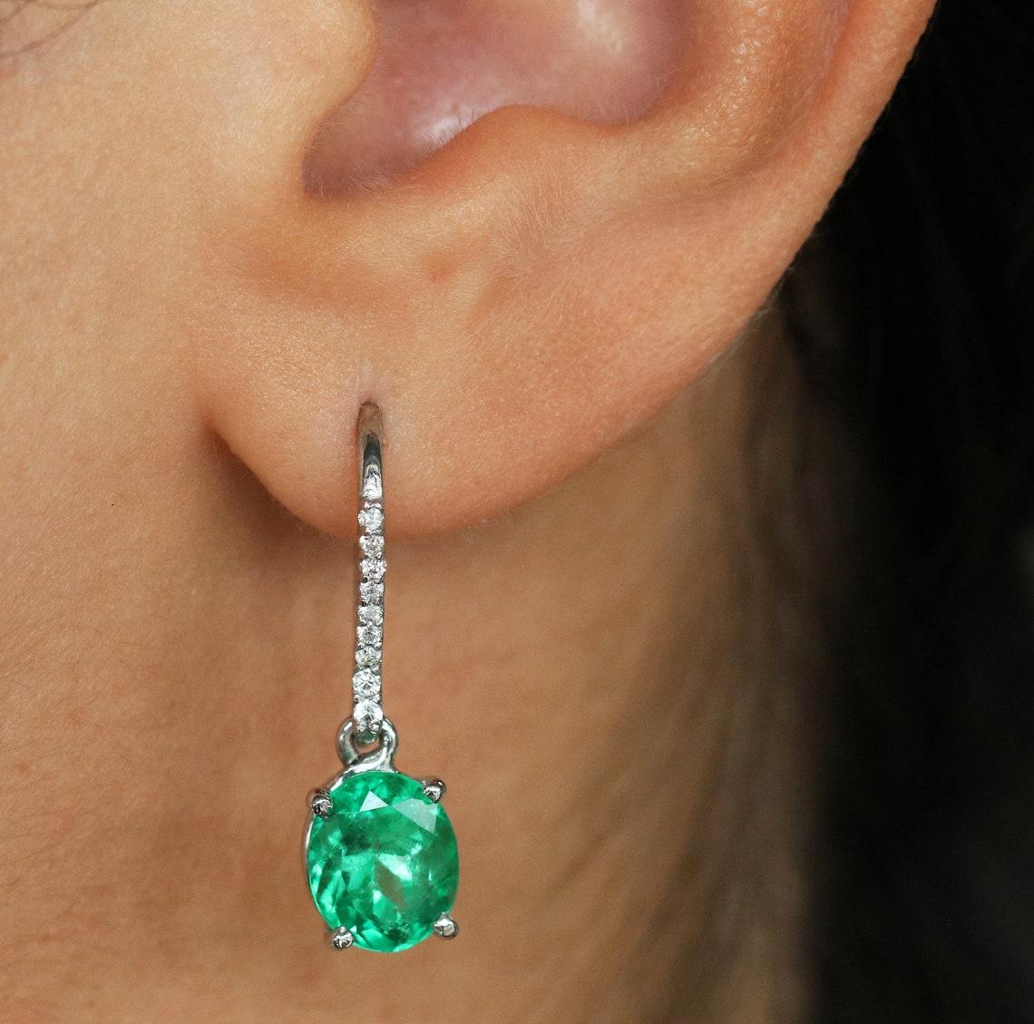 14K Gold 4.25tcw Vivid Green Colombian Emerald Oval & Diamond Pave Dangle In New Condition For Sale In Jupiter, FL