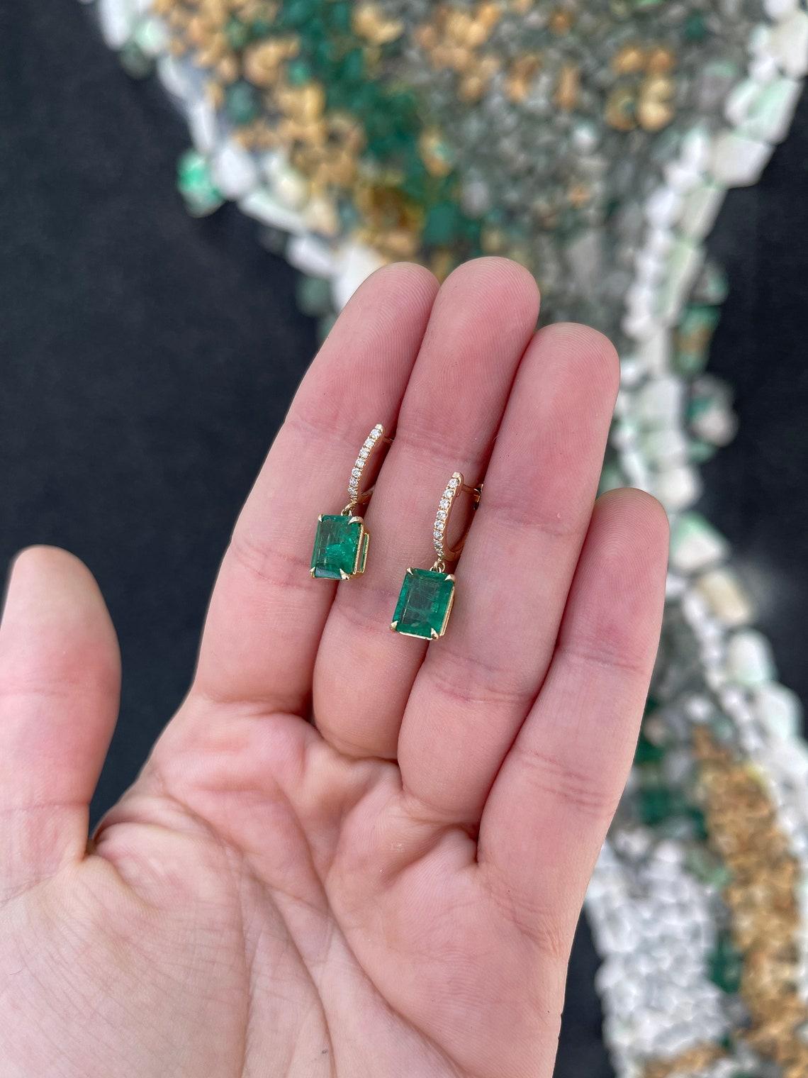 14K Gold 4.40tcw Natural Emerald Cut Emerald & Diamond Accent Huggie Dangle In New Condition In Jupiter, FL