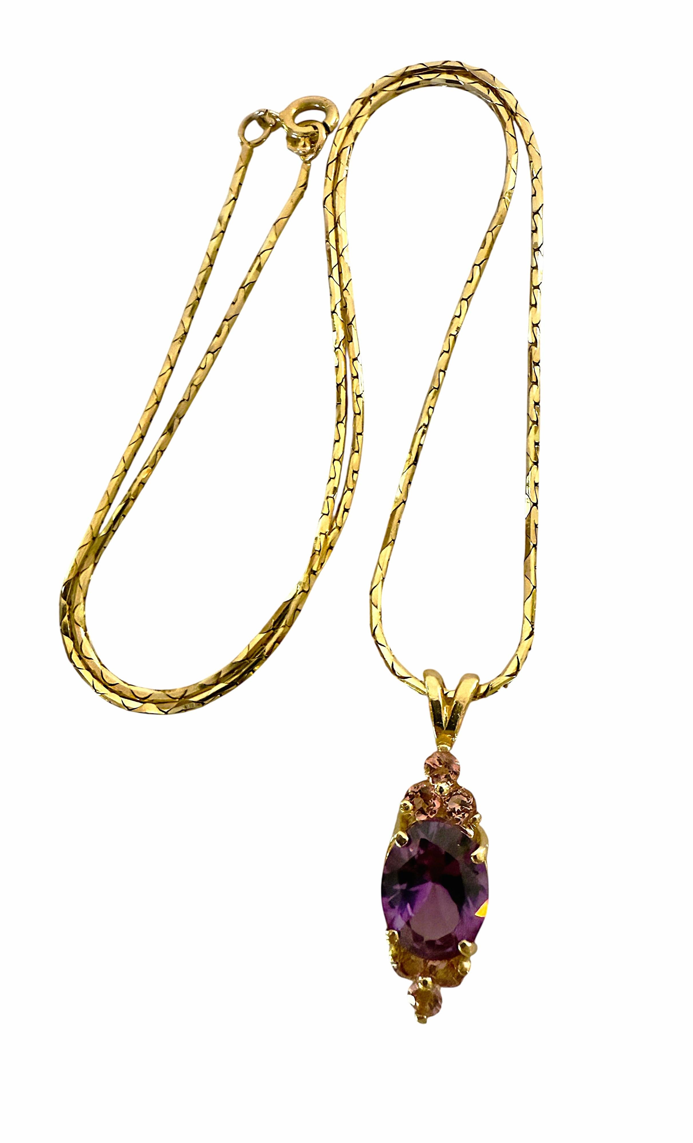 Ce pendentif est tout simplement magnifique !  Il s'agit d'un produit d'occasion mais en état neuf.  Il a été très bien entretenu.  Il est orné d'un saphir violet/rose changeant de couleur de 4,80 carats mesurant 12 x 9,5 mm.  Sur le dessus et le