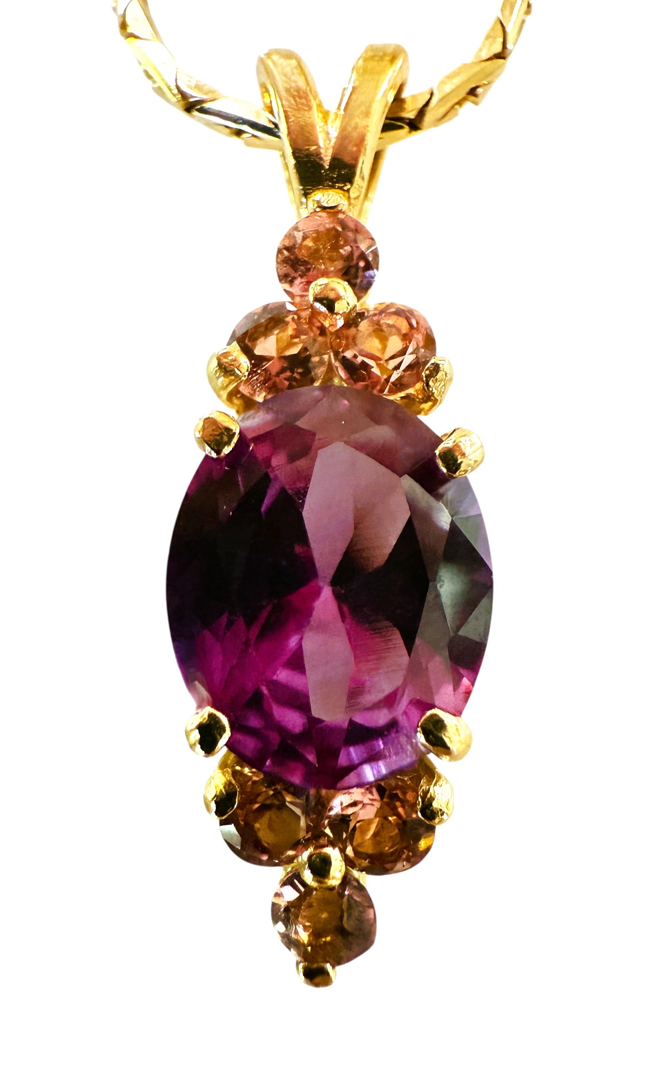 Taille ovale Collier en or 14k avec saphir de couleur changeante et tourmaline taillée en diamant de 4,80 carats en vente