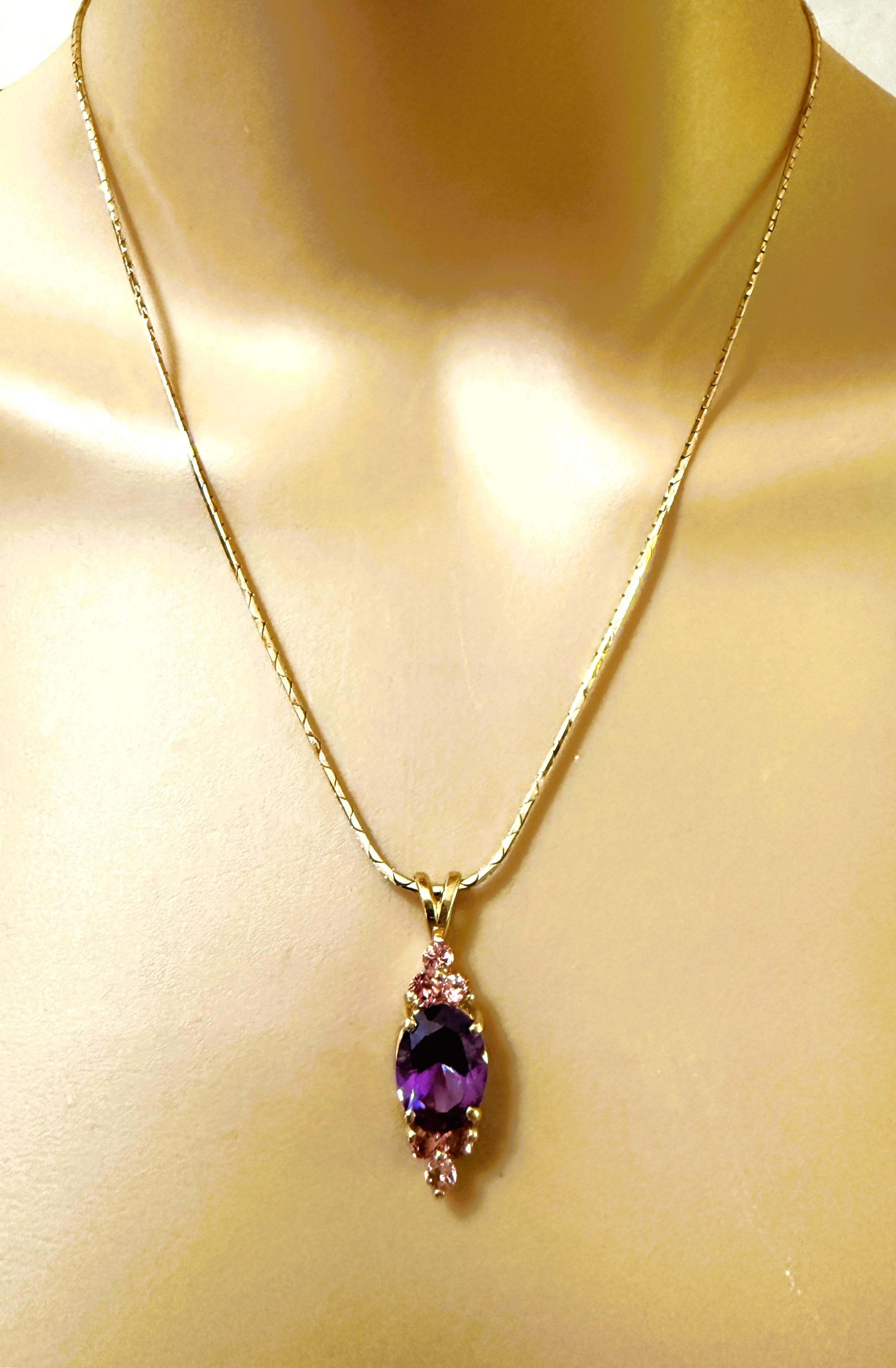 Collier en or 14k avec saphir de couleur changeante et tourmaline taillée en diamant de 4,80 carats en vente 1