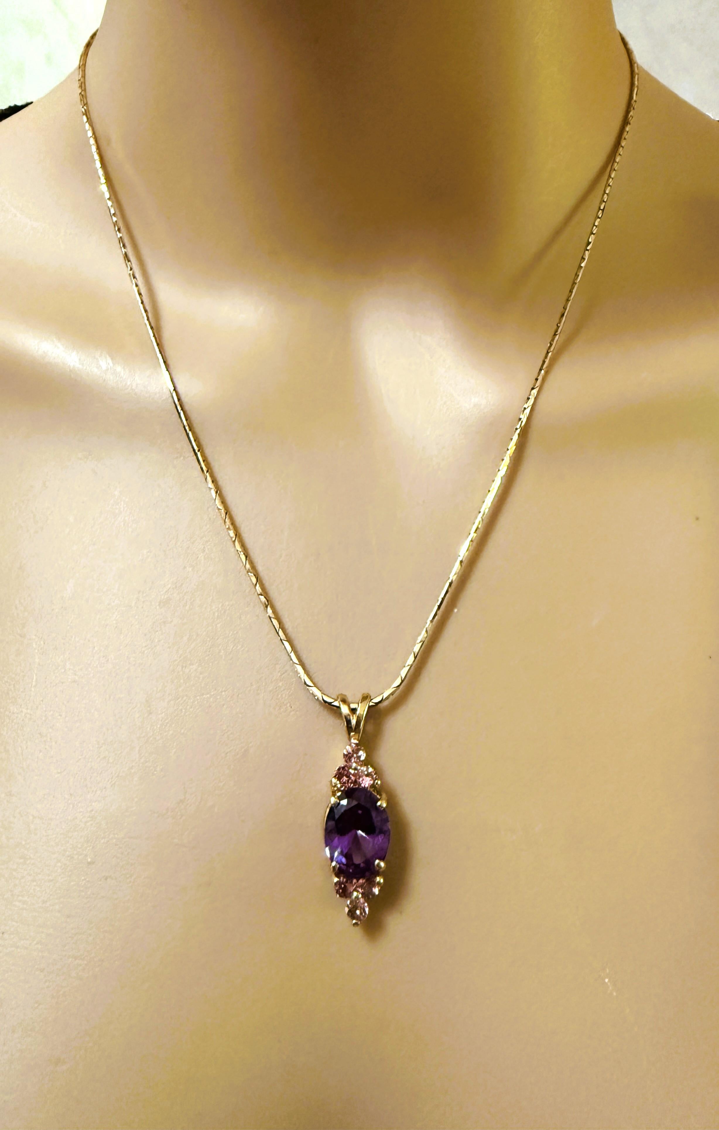 Collier en or 14k avec saphir de couleur changeante et tourmaline taillée en diamant de 4,80 carats en vente 2