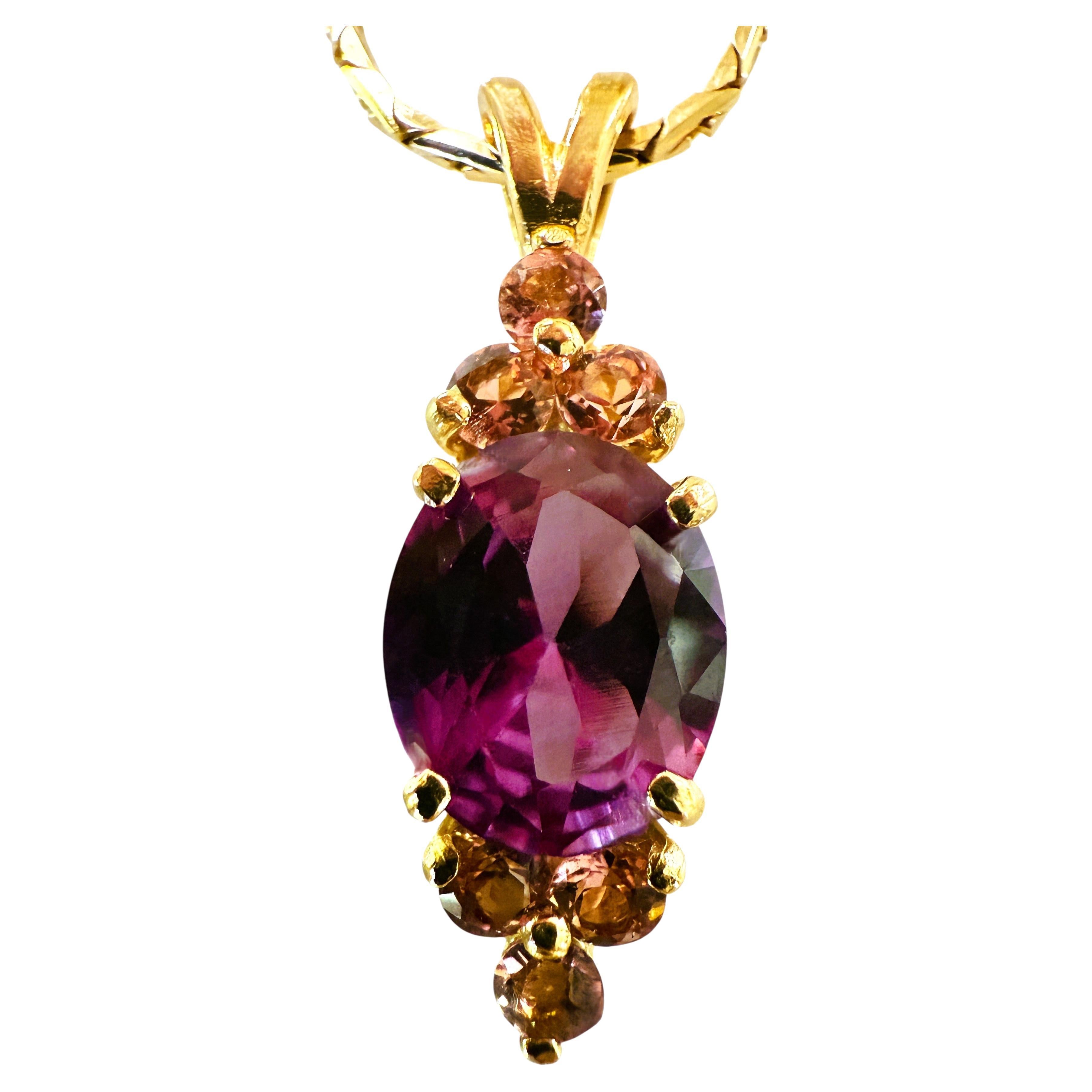 Collier en or 14k avec saphir de couleur changeante et tourmaline taillée en diamant de 4,80 carats en vente