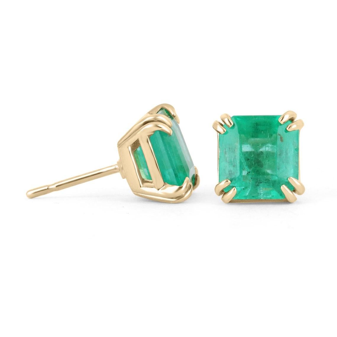 Art déco 14K Gold 4.87tcw Colombian Emerald Double Prong Stud Earrings May Birthstone (boucles d'oreilles émeraude colombienne à deux branches) en vente