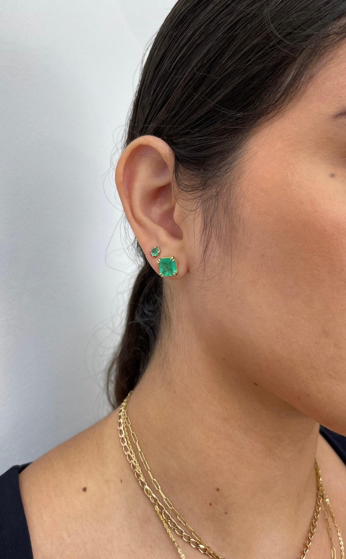 Taille émeraude 14K Gold 4.87tcw Colombian Emerald Double Prong Stud Earrings May Birthstone (boucles d'oreilles émeraude colombienne à deux branches) en vente