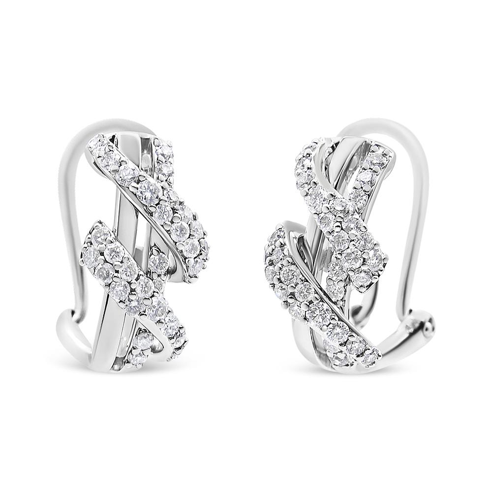 Diese wunderschönen Diamant-Ohrringe sind mit 2 Geflechten aus atemberaubenden runden Diamanten versehen, die sich um die Vorderseite der Ohrringe winden. Pavé-Diamanten schimmern auf der Vorderseite der Ohrringe und sorgen für zusätzlichen Glanz.