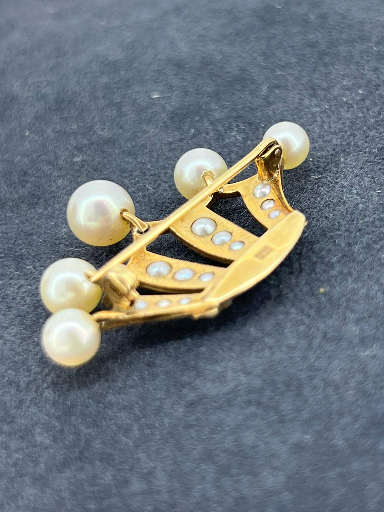 14K Gold 5-Pearl Coronet Brooch, set with Seed Pearls, Retro c1950's . In Excellent Condition For Sale In MELBOURNE, AU