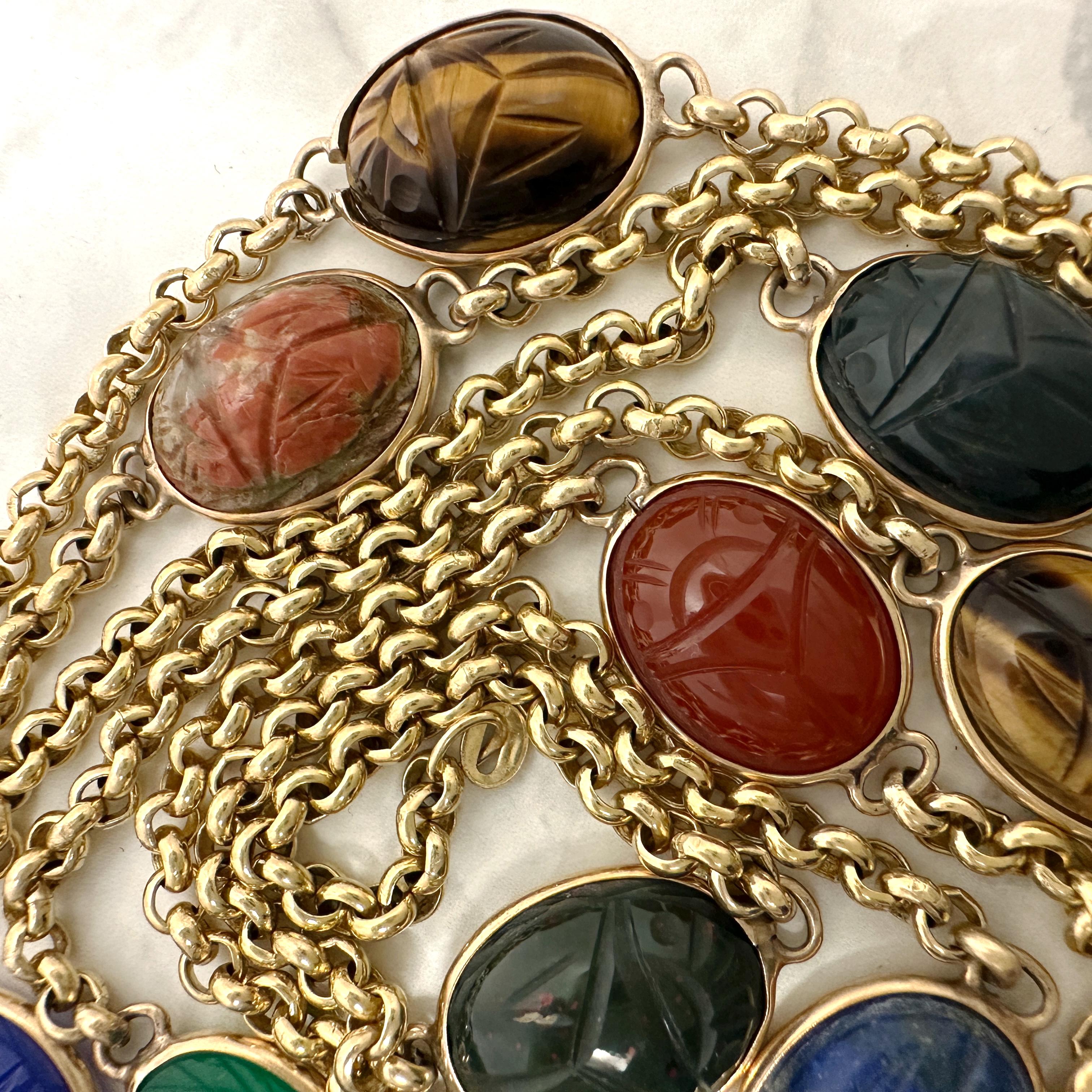 Chaîne de station de 52 pouces en or 14K, Circa 1960, avec des maillons Rolo et des scarabées en pierre sculptée en vente 4