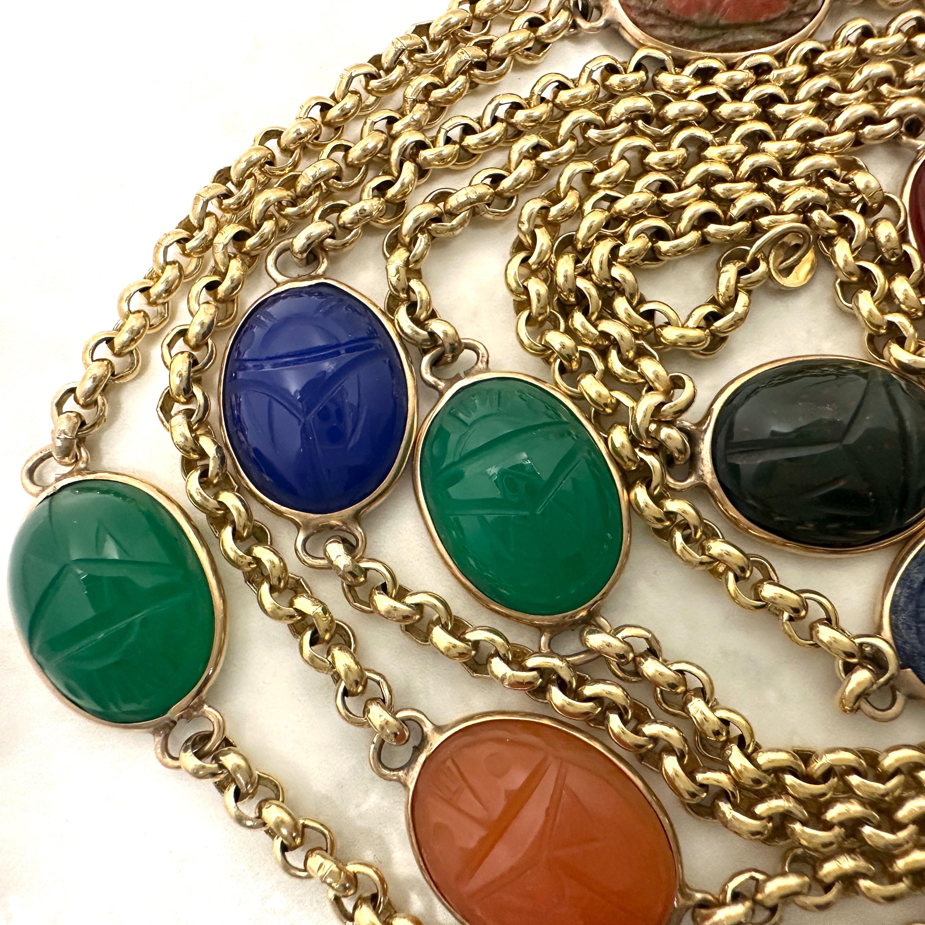Chaîne de station de 52 pouces en or 14K, Circa 1960, avec des maillons Rolo et des scarabées en pierre sculptée en vente 5