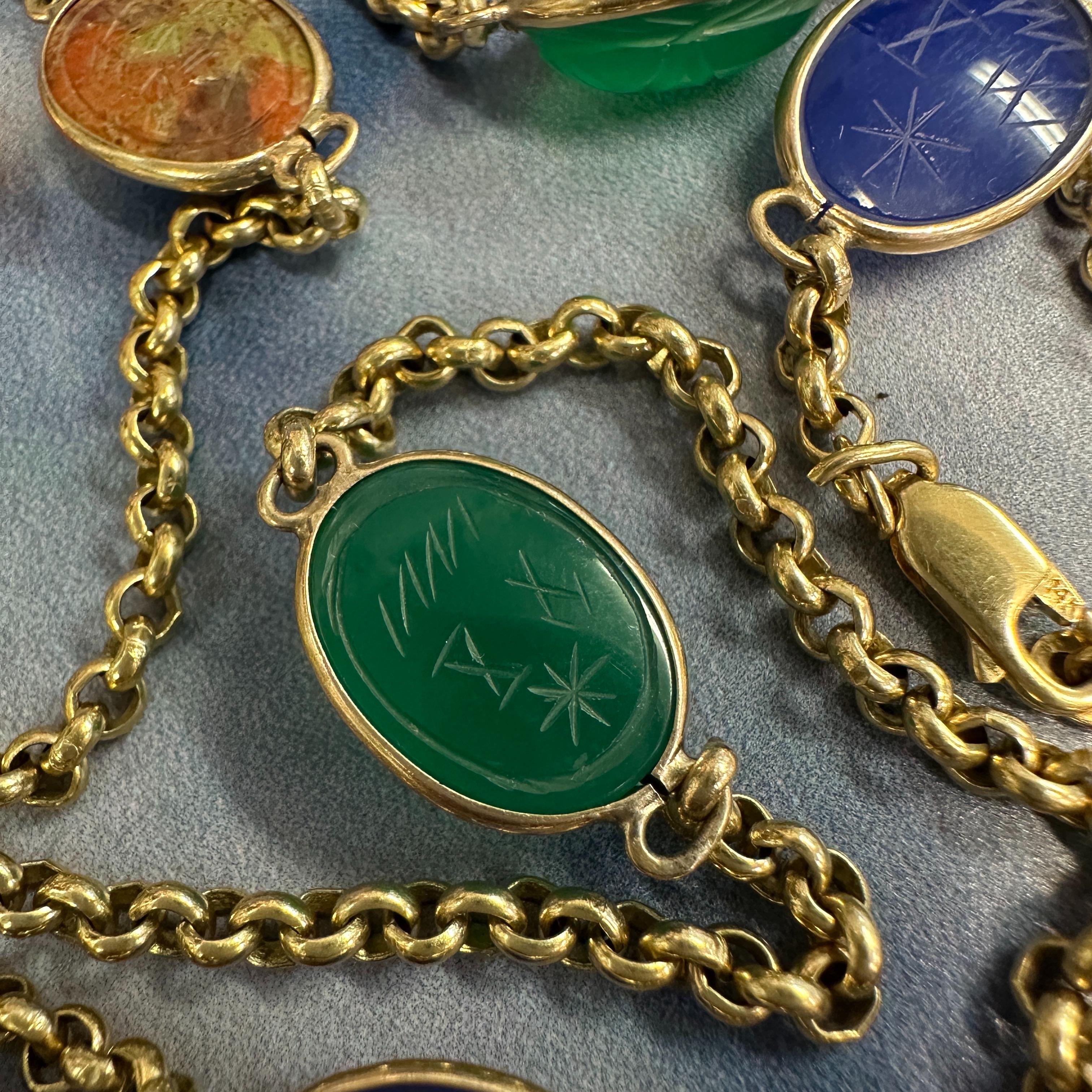 Chaîne de station de 52 pouces en or 14K, Circa 1960, avec des maillons Rolo et des scarabées en pierre sculptée en vente 7