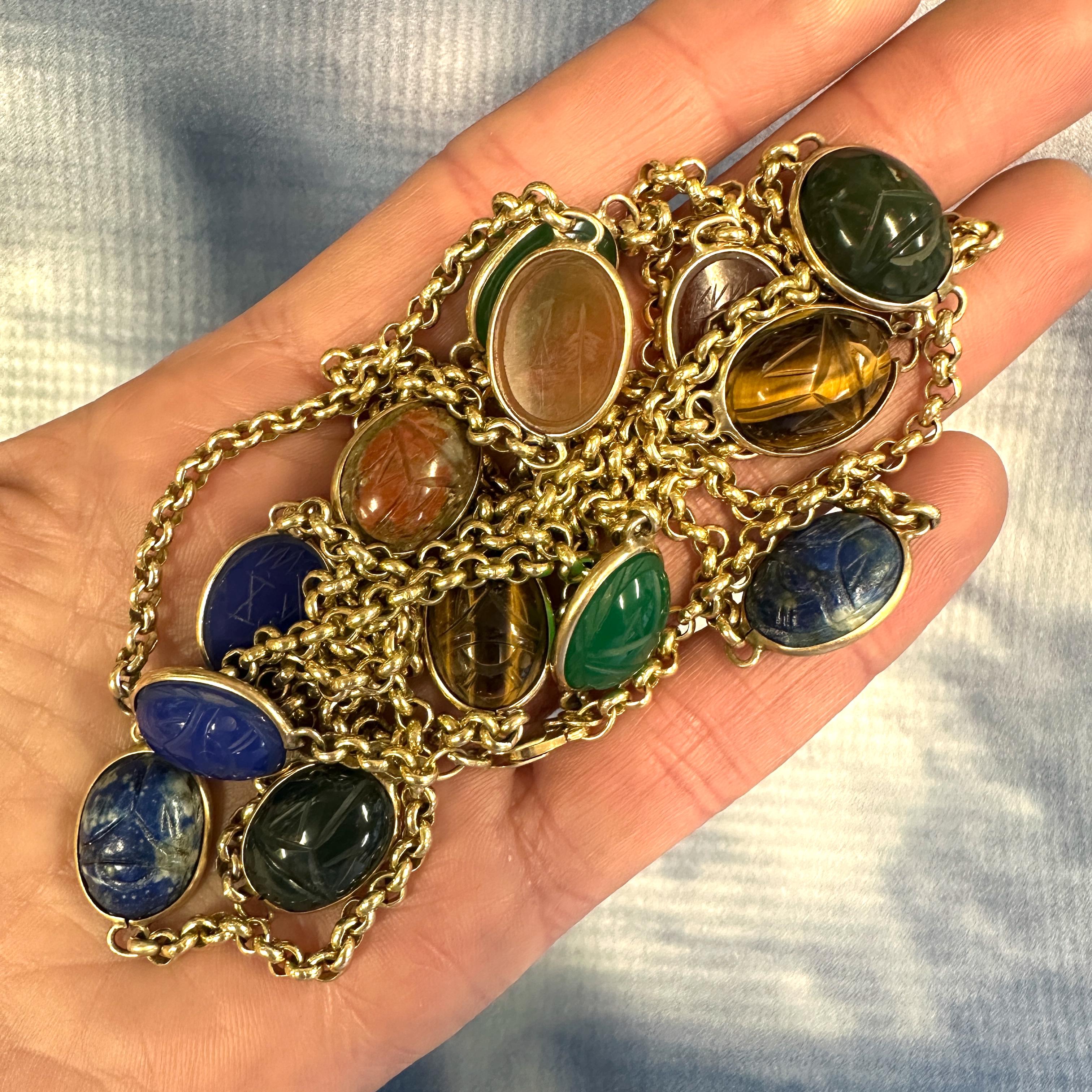 Chaîne de station de 52 pouces en or 14K, Circa 1960, avec des maillons Rolo et des scarabées en pierre sculptée en vente 8