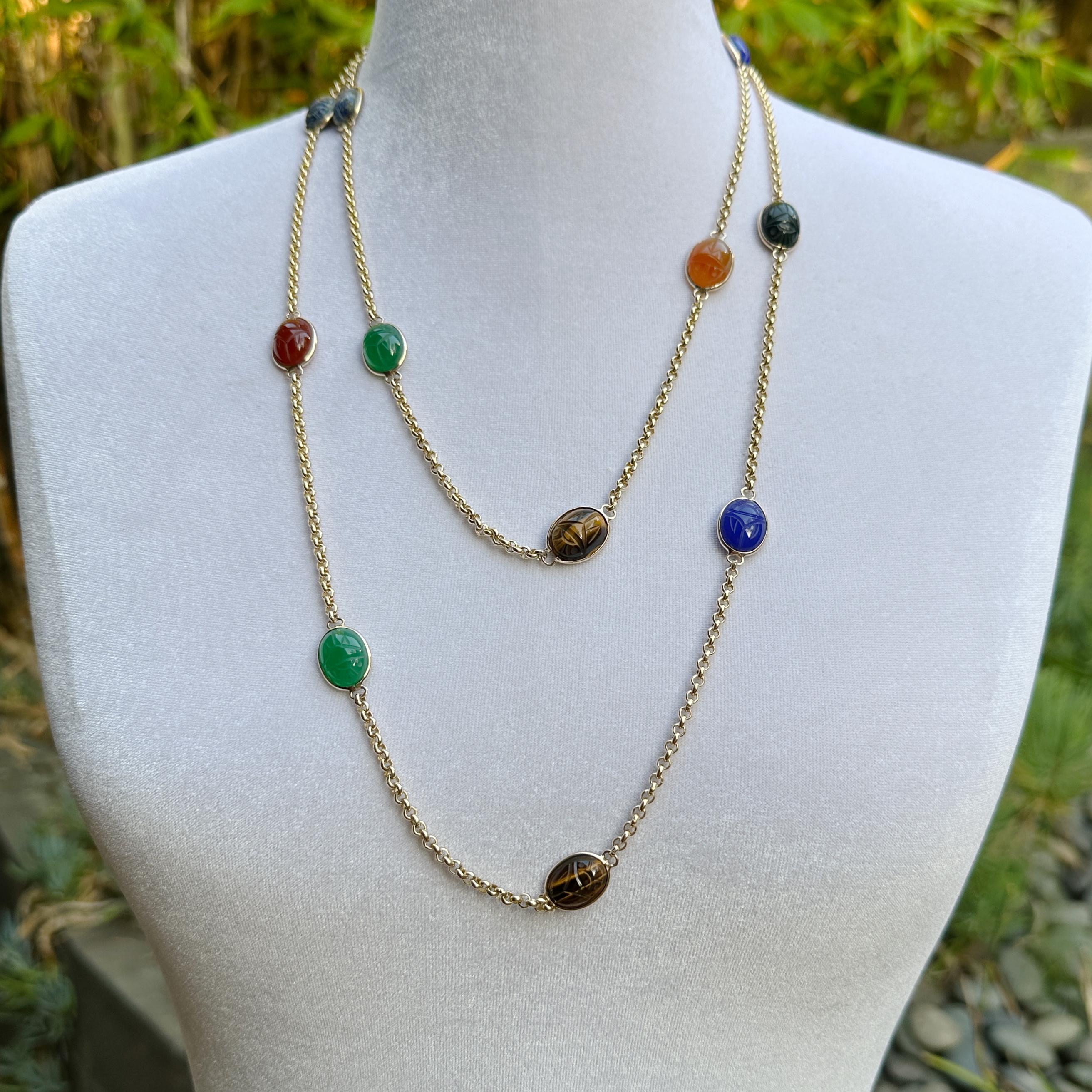 Contemporain Chaîne de station de 52 pouces en or 14K, Circa 1960, avec des maillons Rolo et des scarabées en pierre sculptée en vente