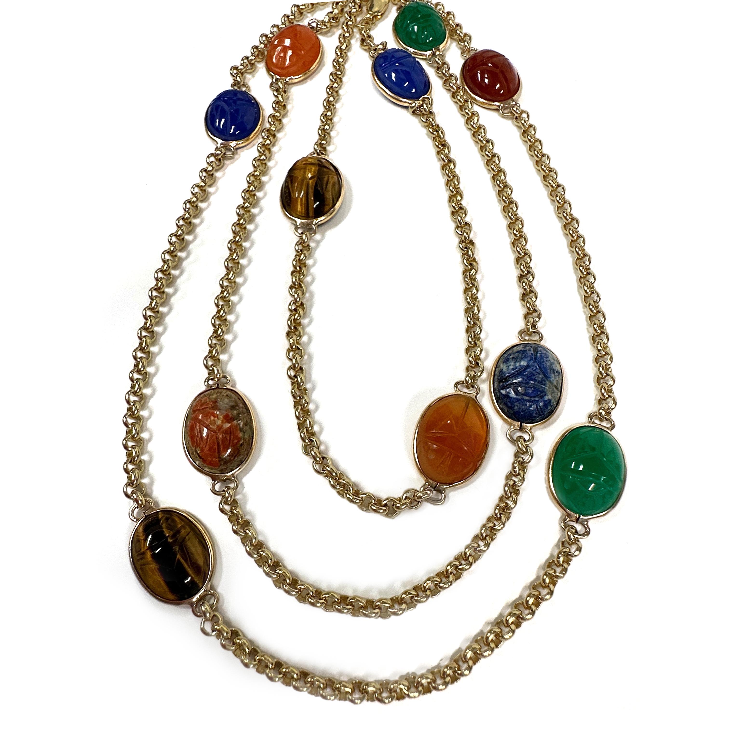 Taille cabochon Chaîne de station de 52 pouces en or 14K, Circa 1960, avec des maillons Rolo et des scarabées en pierre sculptée en vente