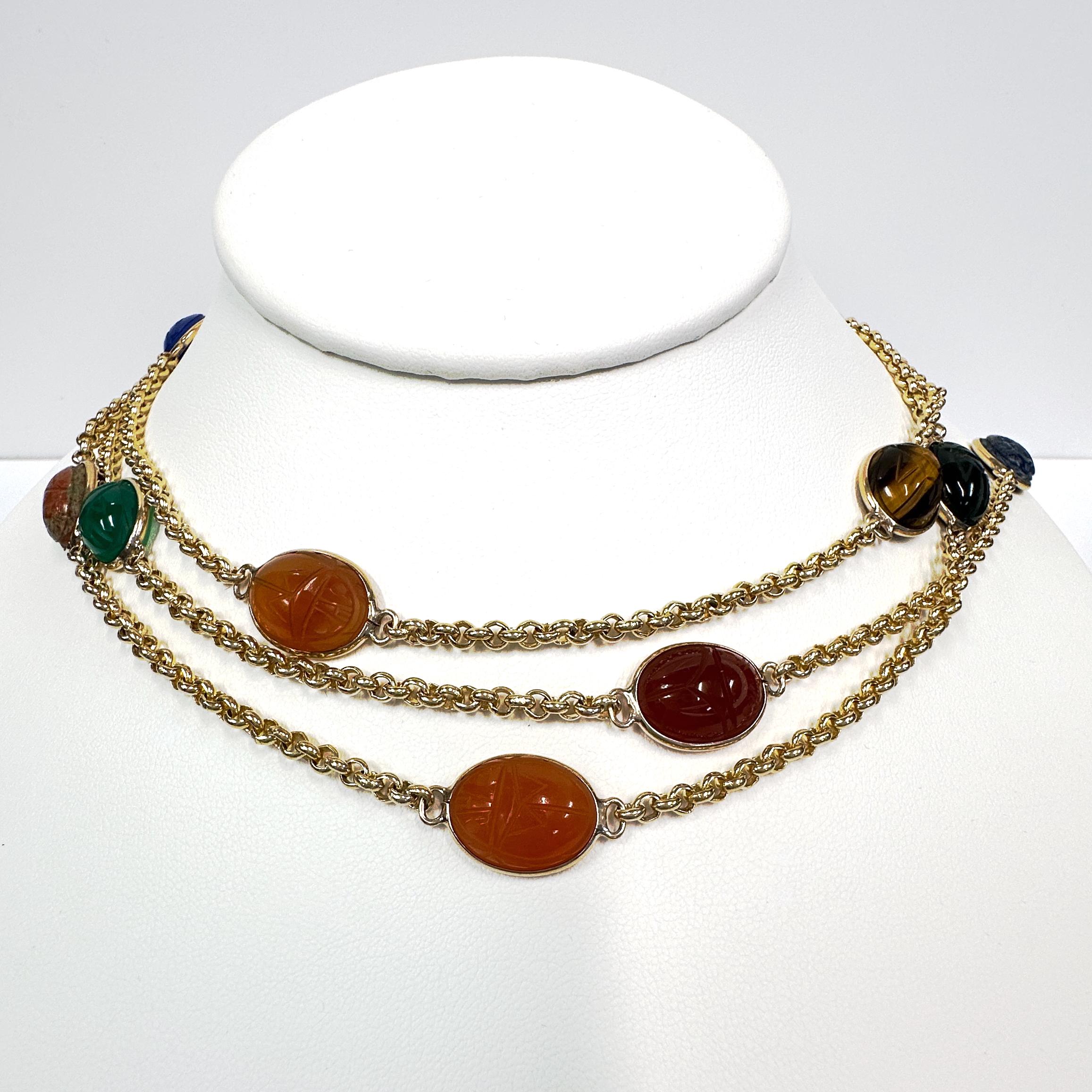 Chaîne de station de 52 pouces en or 14K, Circa 1960, avec des maillons Rolo et des scarabées en pierre sculptée Bon état - En vente à Sherman Oaks, CA