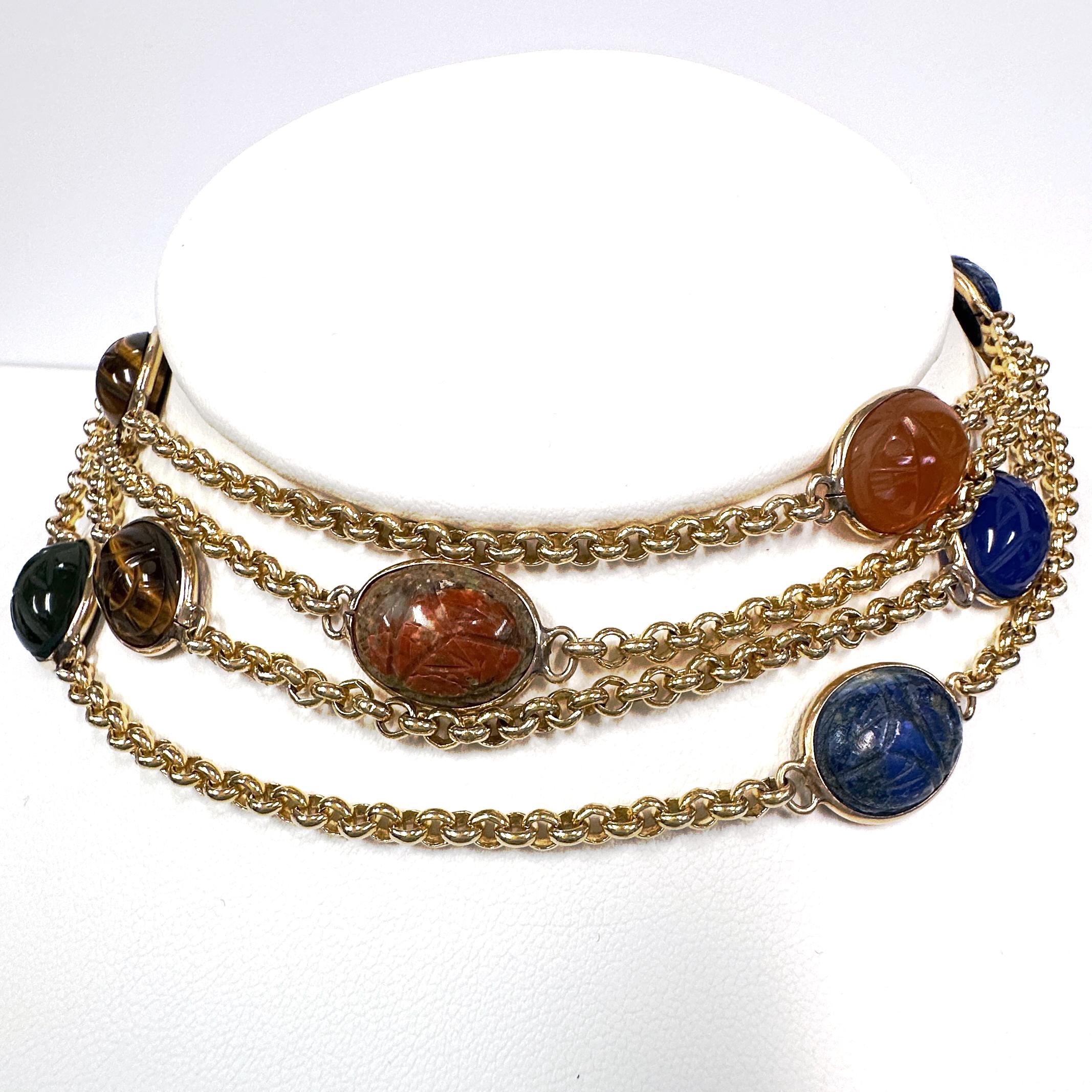 Chaîne de station de 52 pouces en or 14K, Circa 1960, avec des maillons Rolo et des scarabées en pierre sculptée Unisexe en vente