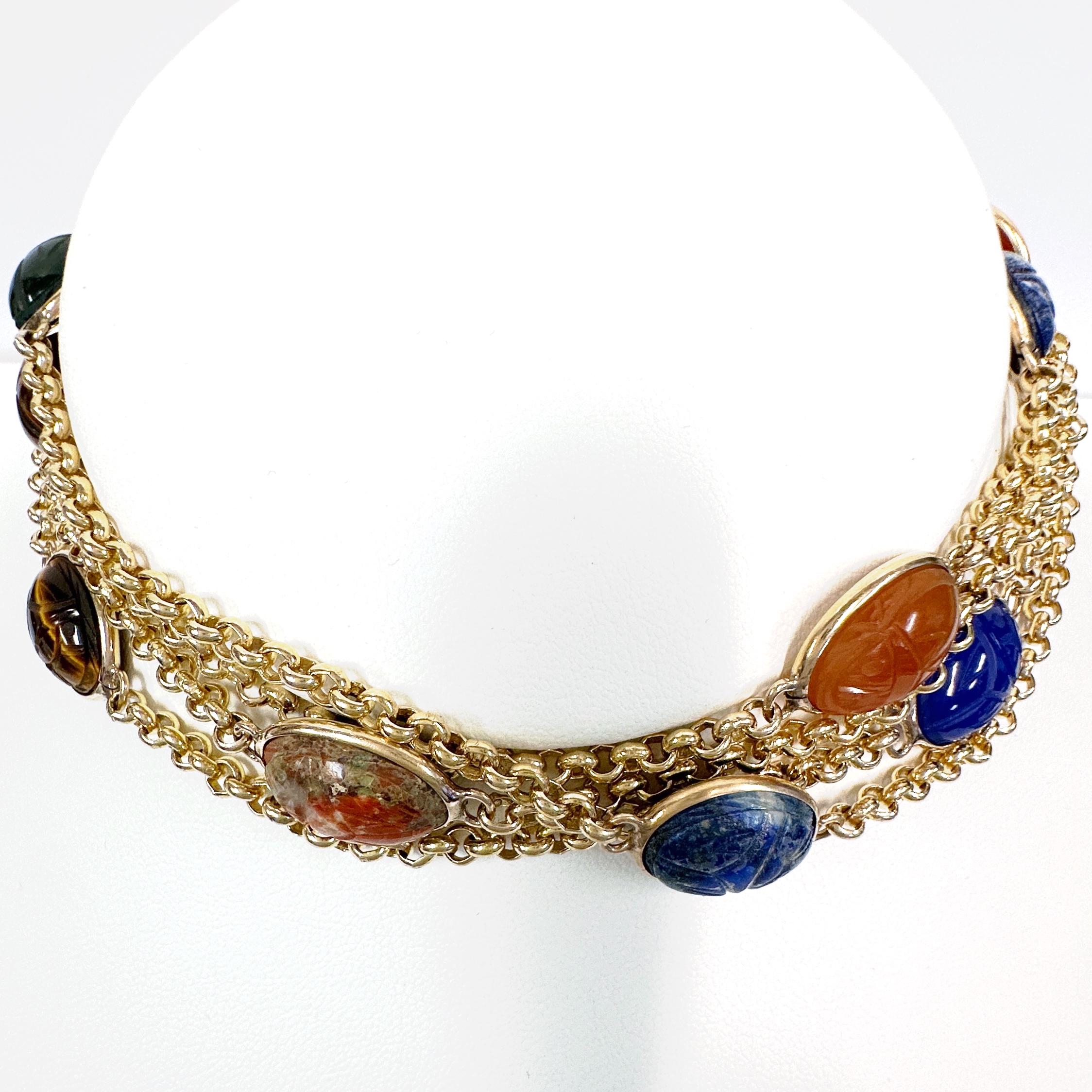 Chaîne de station de 52 pouces en or 14K, Circa 1960, avec des maillons Rolo et des scarabées en pierre sculptée en vente 1