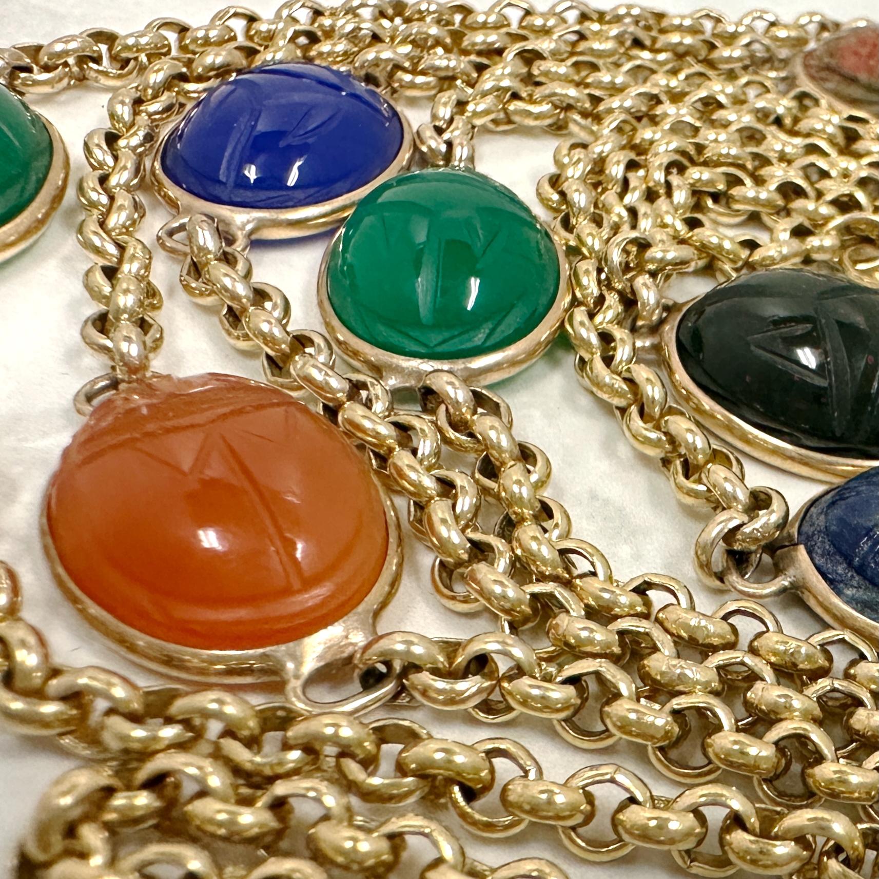 Chaîne de station de 52 pouces en or 14K, Circa 1960, avec des maillons Rolo et des scarabées en pierre sculptée en vente 2