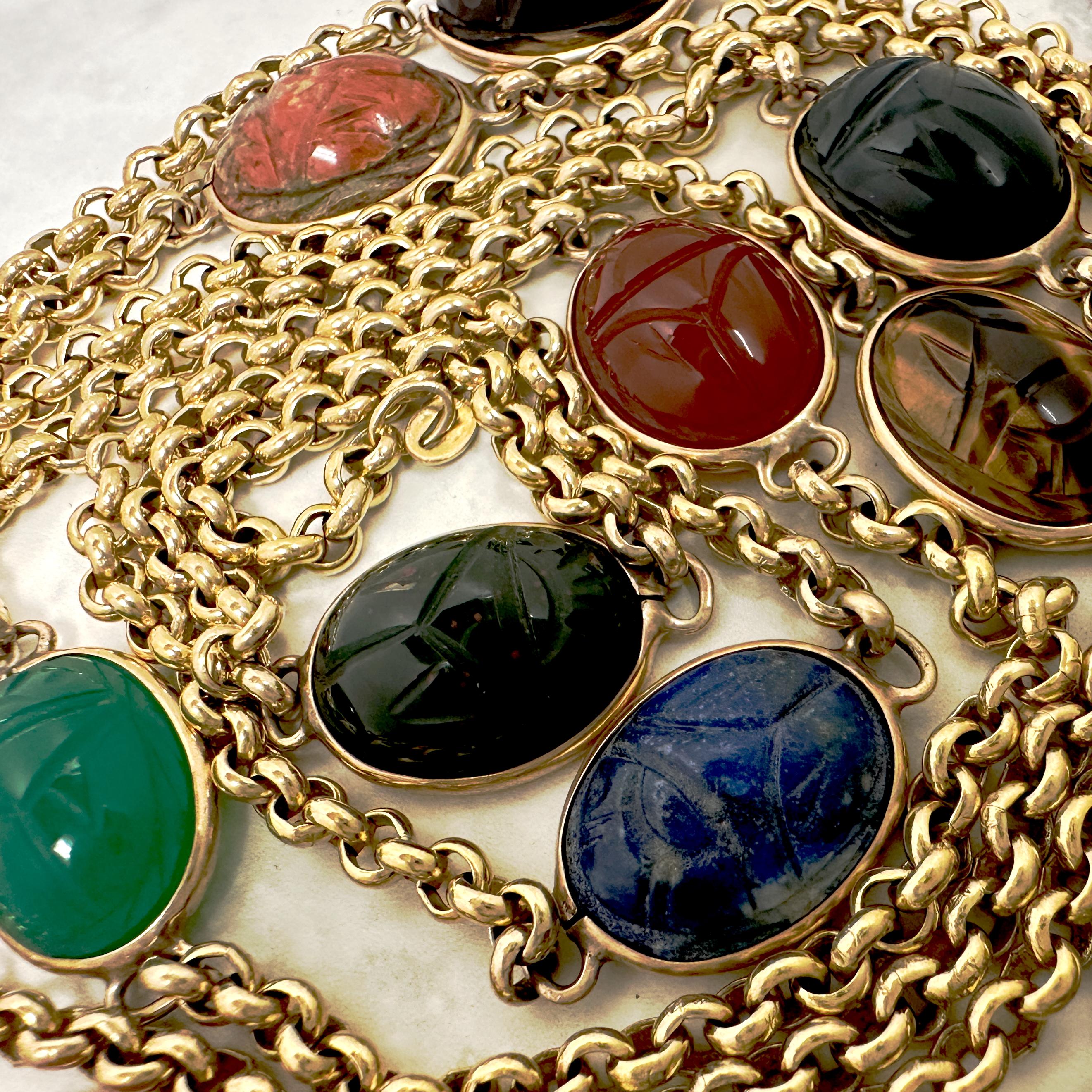 Chaîne de station de 52 pouces en or 14K, Circa 1960, avec des maillons Rolo et des scarabées en pierre sculptée en vente 3