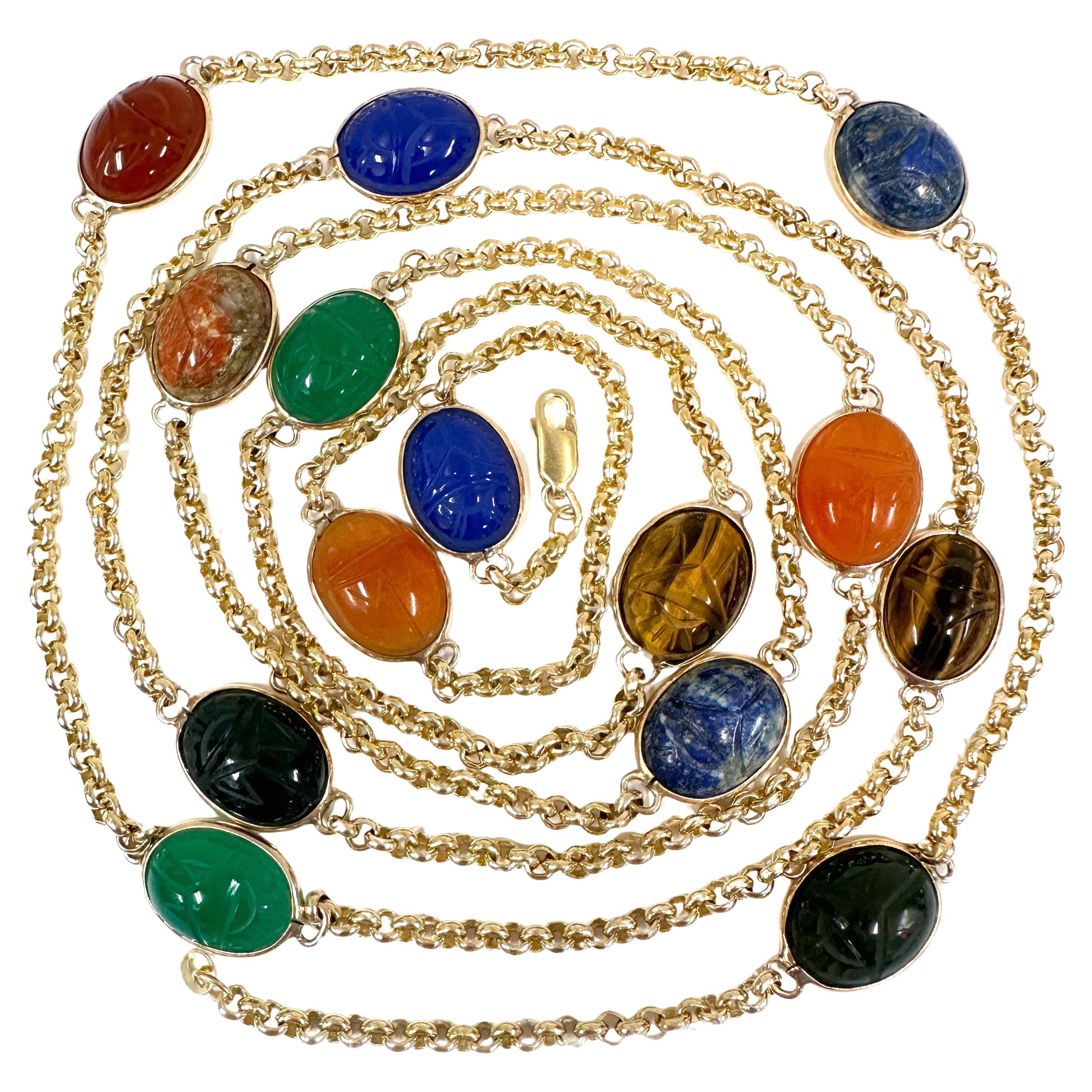 Chaîne de station de 52 pouces en or 14K, Circa 1960, avec des maillons Rolo et des scarabées en pierre sculptée en vente