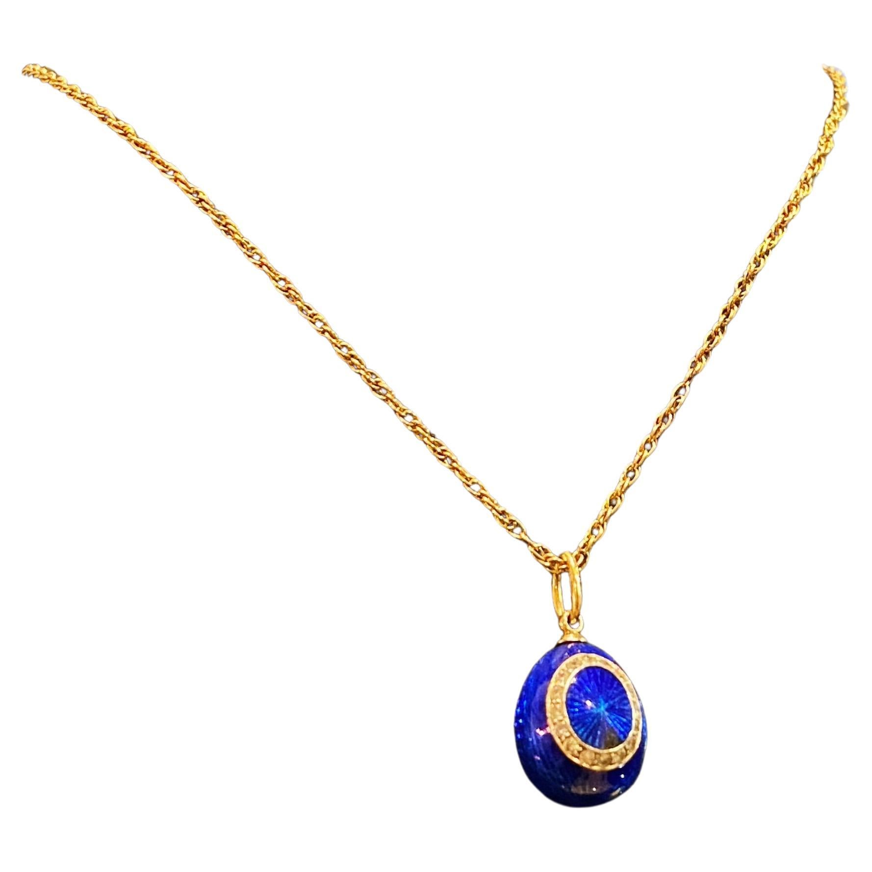 Dieser exquisite Anhänger ist aufwändig gestaltet 
wie ein Faberge-Ei, 
reich verziert mit prächtigem königsblauem Guilloche-Email,
durchgehend schön detailliert & 
mit Bügel aus 14K Gold.

Verziert mit hochwertigen Kristallen aus dem Uralgebirge,