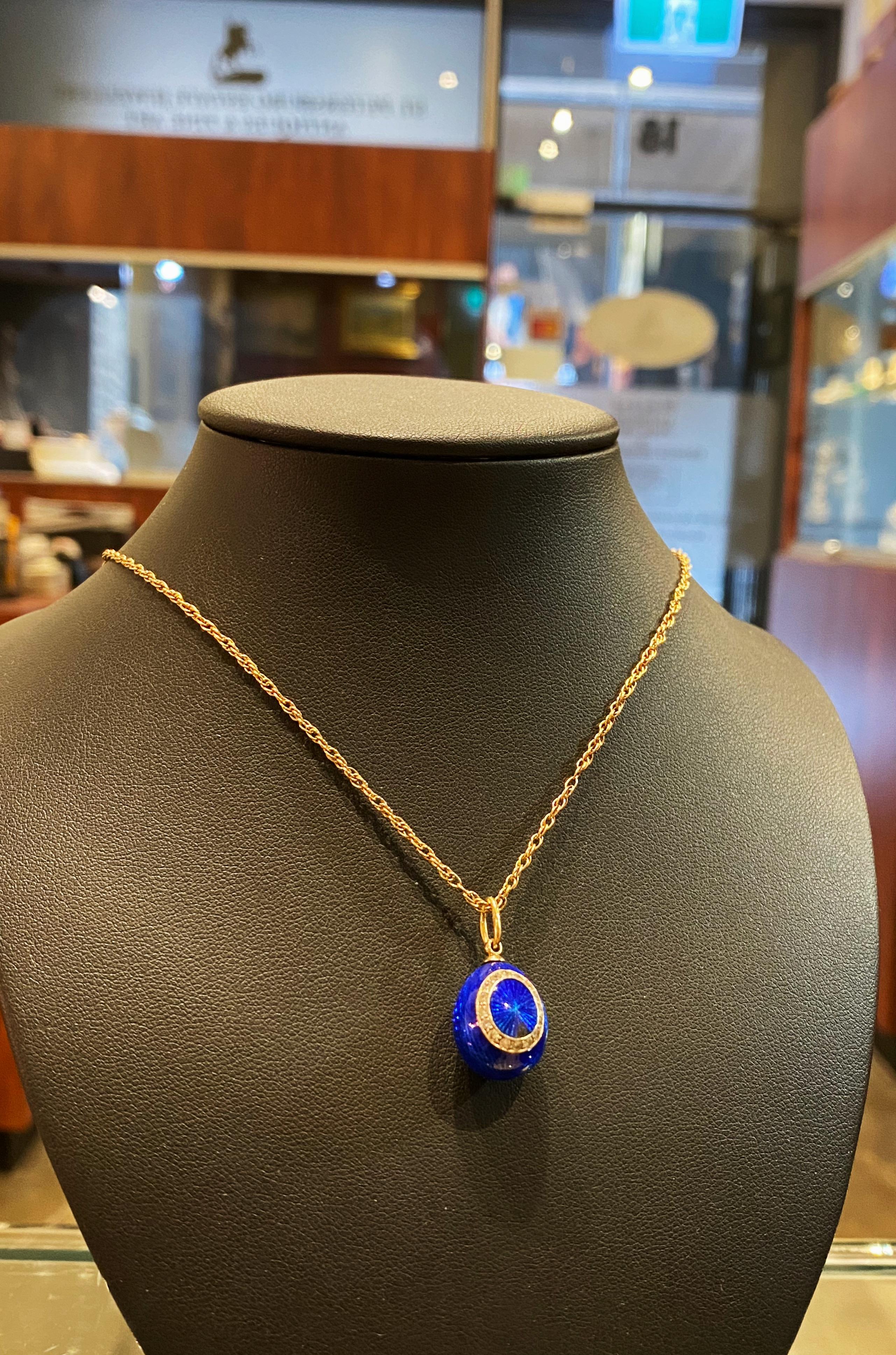 14K Gold (56), blaue Guilloche-Emaille, eiförmiger sowjetischer Vintage-Anhänger aus Kristall (Ovalschliff) im Angebot