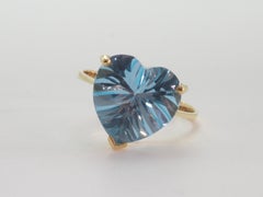 Anello solitario in oro 14K con taglio a cuore fantasia di Topazio blu cielo da 6,35 carati