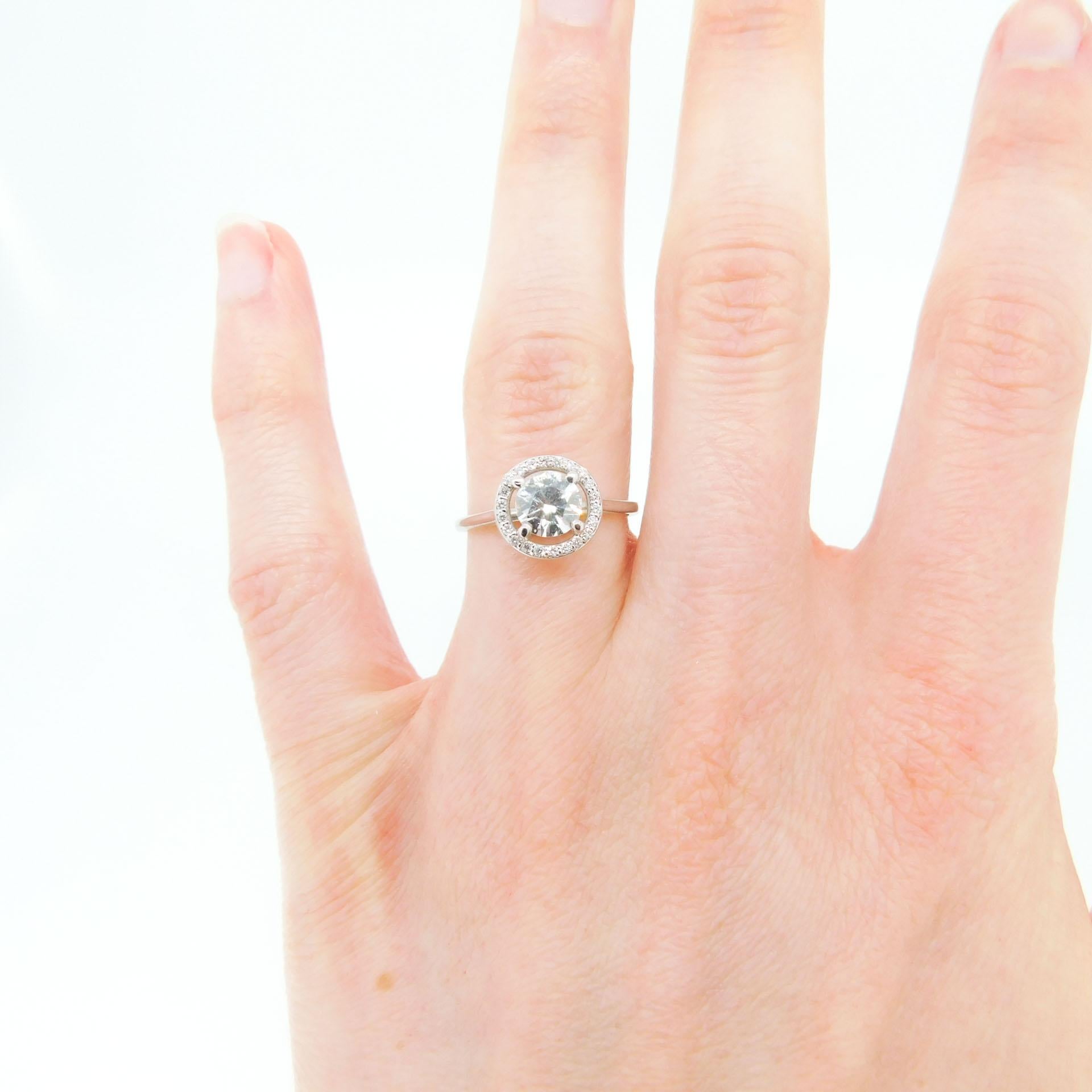 Anillo de oro de 14k con diamante natural auténtico de 0,85 ct y halo de diamantes '#J4123 en Excelente estado para la venta en Big Bend, WI